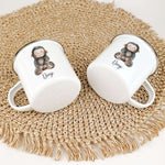 Emaille Tasse Affe-famprints-Emaille Tasse-Entdecke unsere personalisierte Emaille Tasse mit dem süßen Affenmotiv! Diese besondere Tasse wird mit Liebe von uns bedruckt und ist ein echter Blickfang. Der brillante und langlebige Druck sorgt dafür, dass das