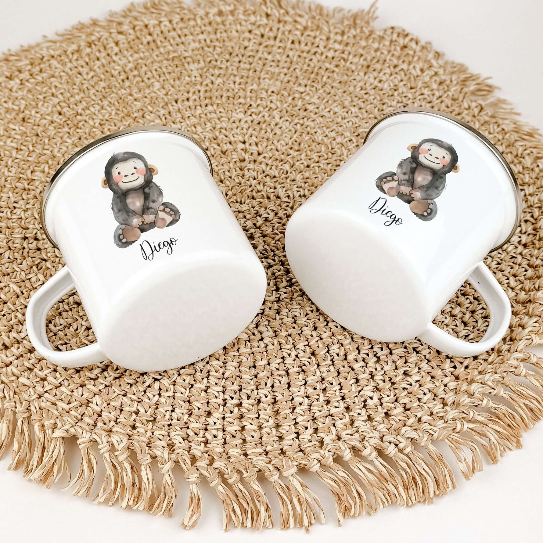 Emaille Tasse Affe-famprints-Emaille Tasse-Entdecke unsere personalisierte Emaille Tasse mit dem süßen Affenmotiv! Diese besondere Tasse wird mit Liebe von uns bedruckt und ist ein echter Blickfang. Der brillante und langlebige Druck sorgt dafür, dass das