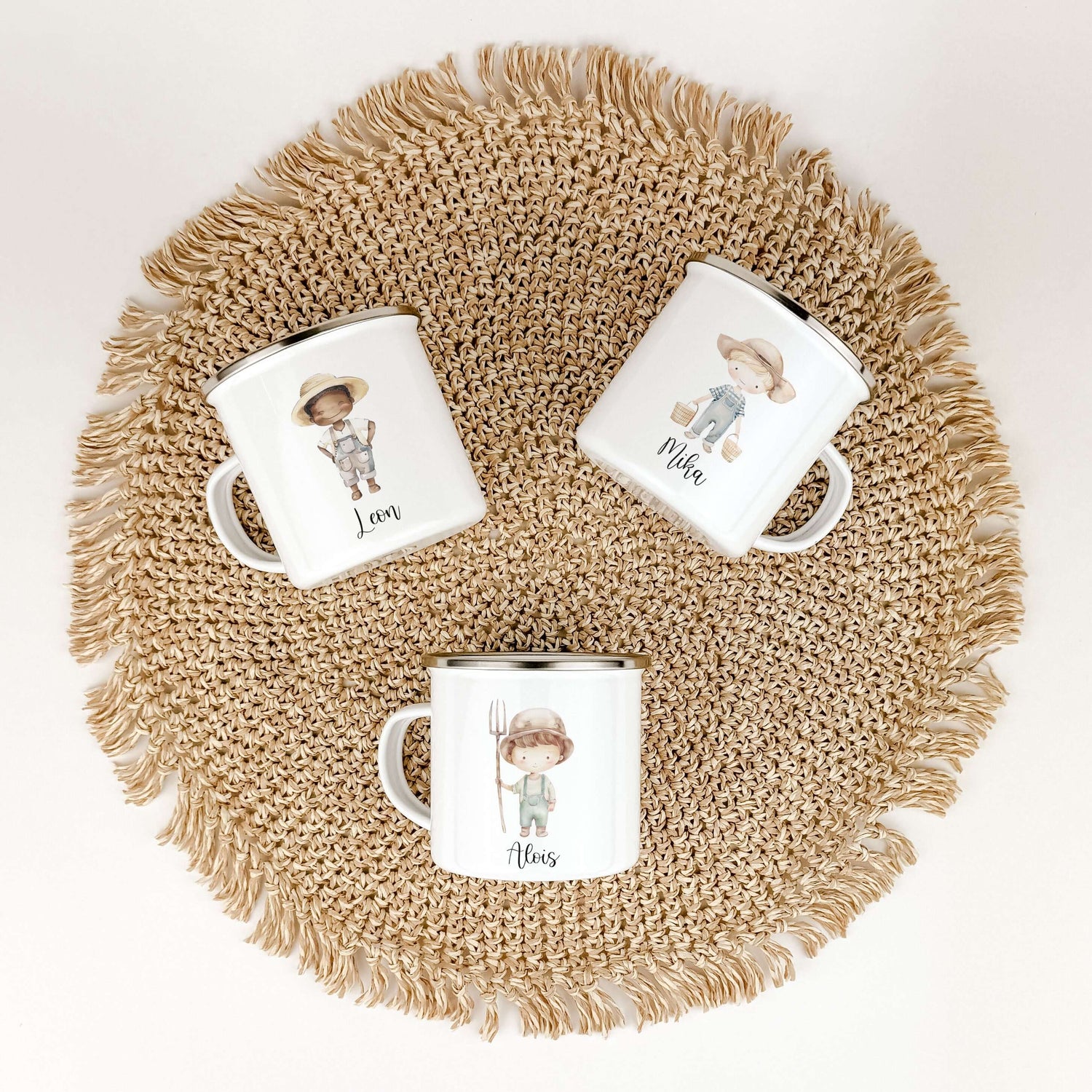 Emaille Tasse Bauer-famprints-Emaille Tasse-Entdecke die charmante Emaille Tasse Bauer – das perfekte Geschenk für kleine Bauernhof Fans! Diese personalisierte Tasse wird liebevoll mit deinem Namen bedruckt und zeigt einen süßen kleinen Bauern in zauberha