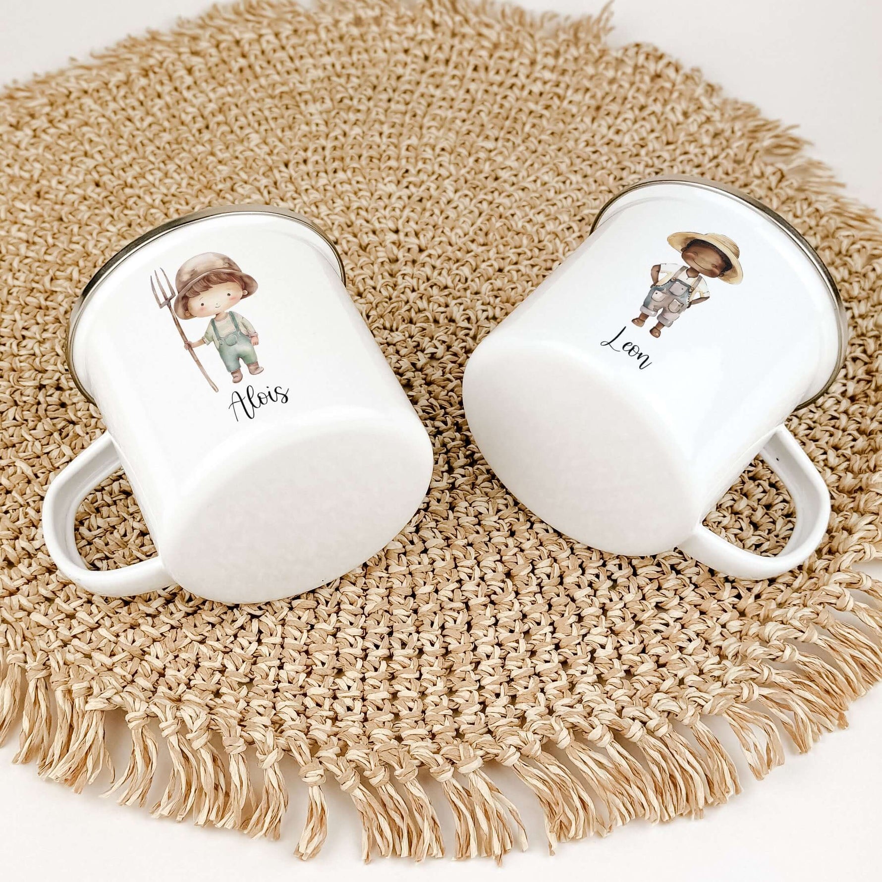 Emaille Tasse Bauer-famprints-Emaille Tasse-Entdecke die charmante Emaille Tasse Bauer – das perfekte Geschenk für kleine Bauernhof Fans! Diese personalisierte Tasse wird liebevoll mit deinem Namen bedruckt und zeigt einen süßen kleinen Bauern in zauberha