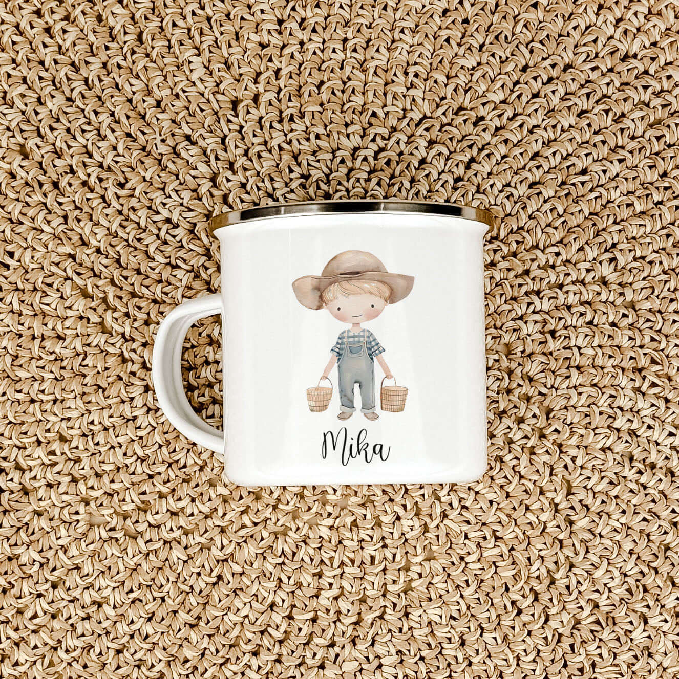 Emaille Tasse Bauer-famprints-Emaille Tasse-Entdecke die charmante Emaille Tasse Bauer – das perfekte Geschenk für kleine Bauernhof Fans! Diese personalisierte Tasse wird liebevoll mit deinem Namen bedruckt und zeigt einen süßen kleinen Bauern in zauberha