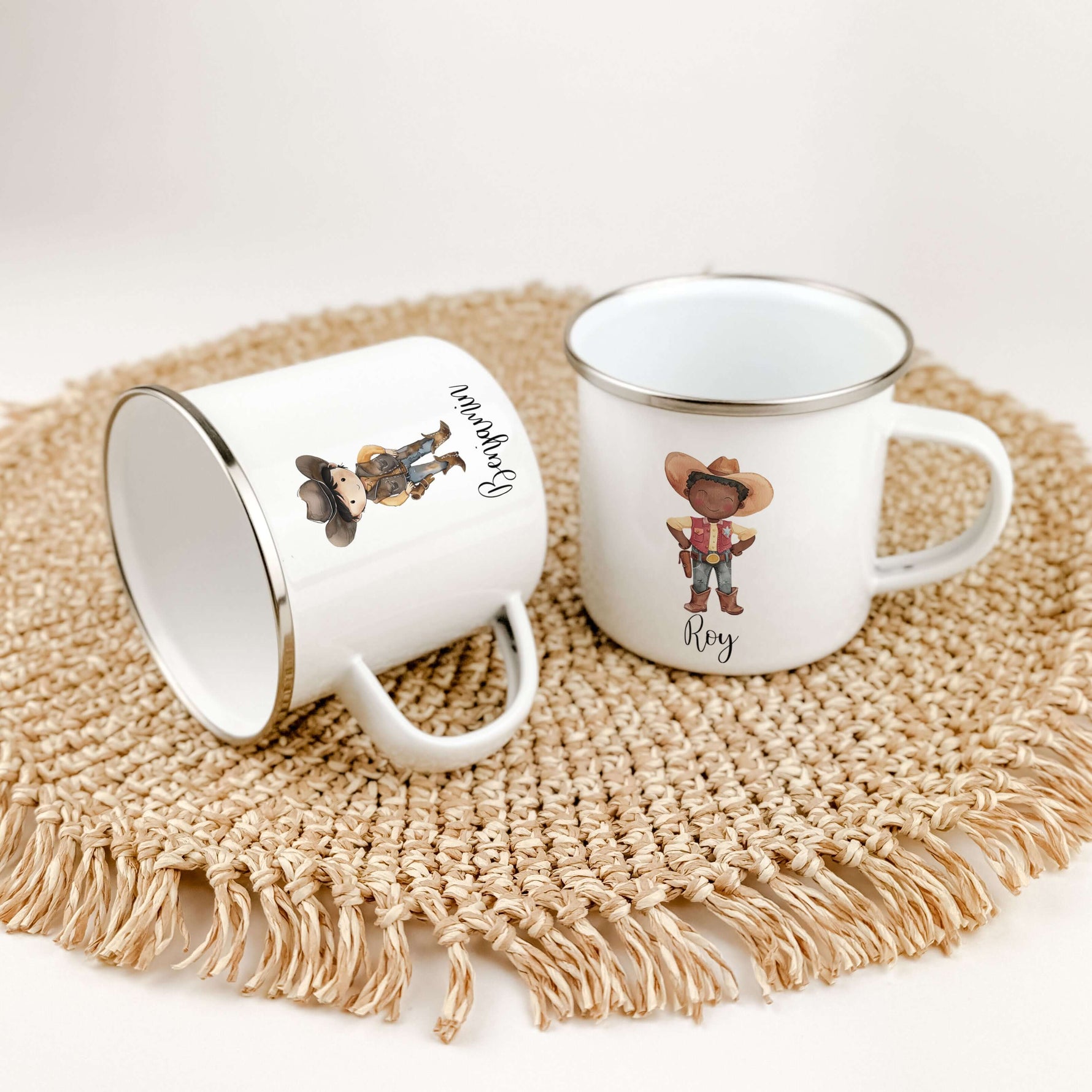 Emaille Tasse Cowboy-famprints-Emaille Tasse-Mit ihrem liebevoll gestalteten süßen Cowboy in Aquarell Optik ist diese Tasse nicht nur ein echter Hingucker, sondern auch ein perfektes Geschenk für Kinder zur Einschulung, Taufe oder Ostern. Der brillante un