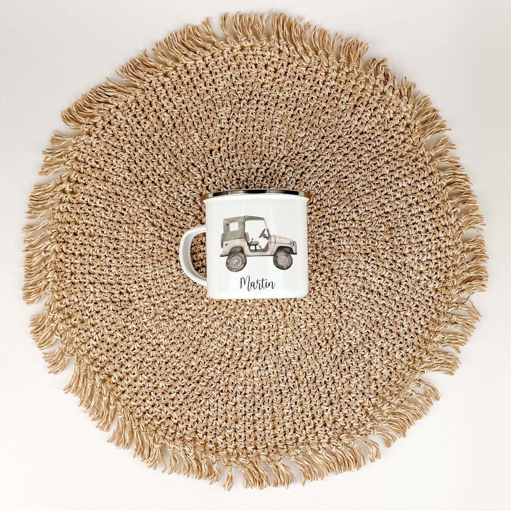 Emaille Tasse Auto-famprints-Emaille Tasse-Die personalisierte Emaille Tasse "Auto" ist das ideale Geschenk für Kinder zur Einschulung, Taufe oder Ostern. Mit ihrem einzigartigen Design eines kleinen Geländewagens in Aquarell Optik wird sie von uns mit Li