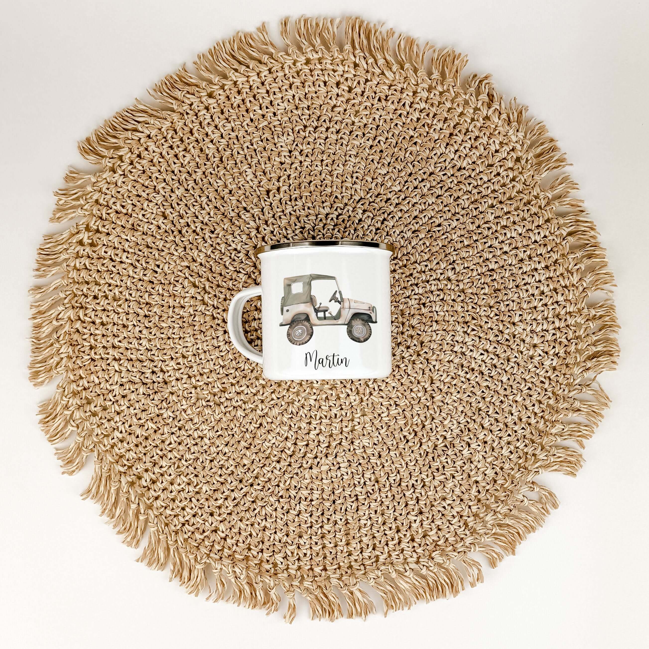 Emaille Tasse Auto-famprints-Emaille Tasse-Die personalisierte Emaille Tasse "Auto" ist das ideale Geschenk für Kinder zur Einschulung, Taufe oder Ostern. Mit ihrem einzigartigen Design eines kleinen Geländewagens in Aquarell Optik wird sie von uns mit Li