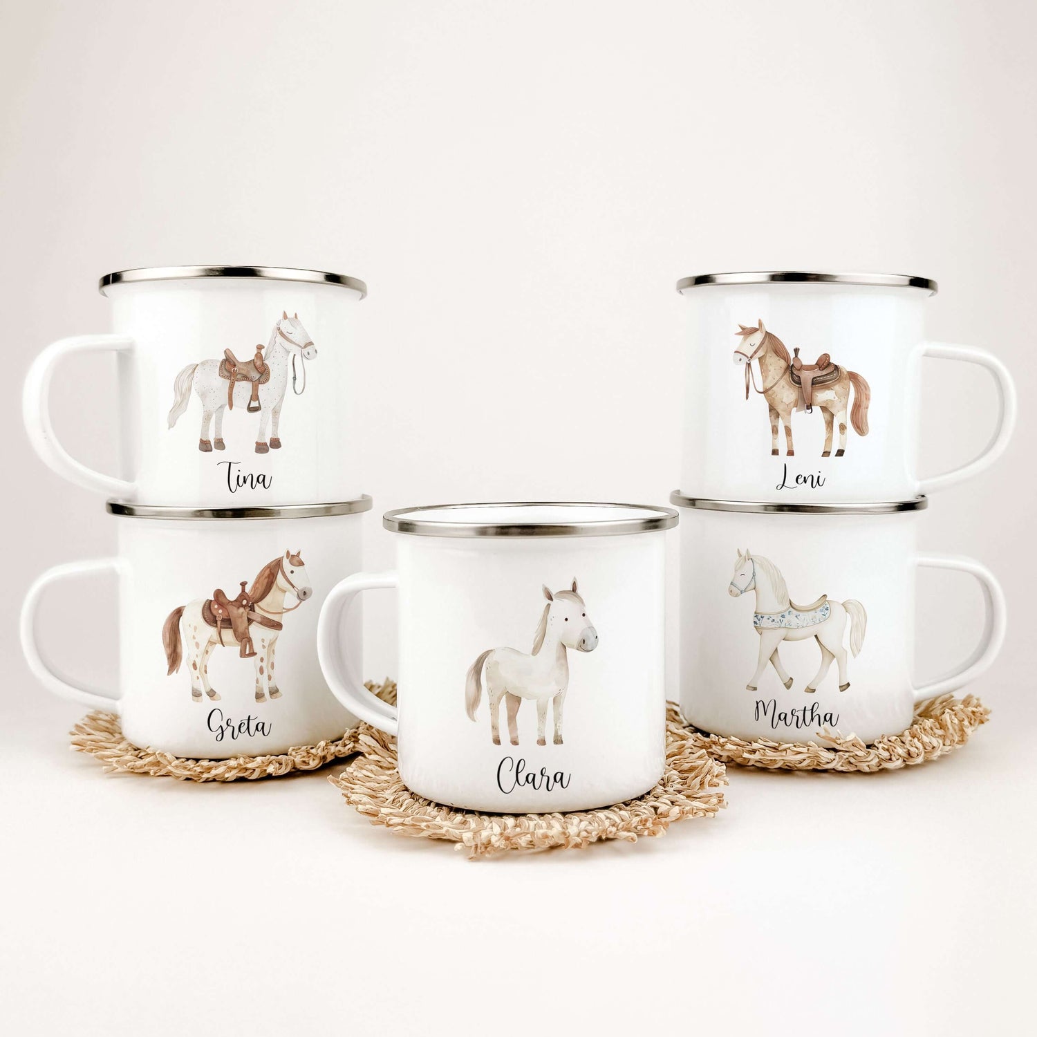 Emaille Tasse Pferd-famprints-Emaille Tasse-Entdecke die zauberhafte Emaille Tasse mit einem süßen Pferd, die nicht nur praktisch ist, sondern auch ein Stückchen Freude in den Alltag deines Kindes bringt. Diese personalisierte Tasse wird mit Liebe für dic