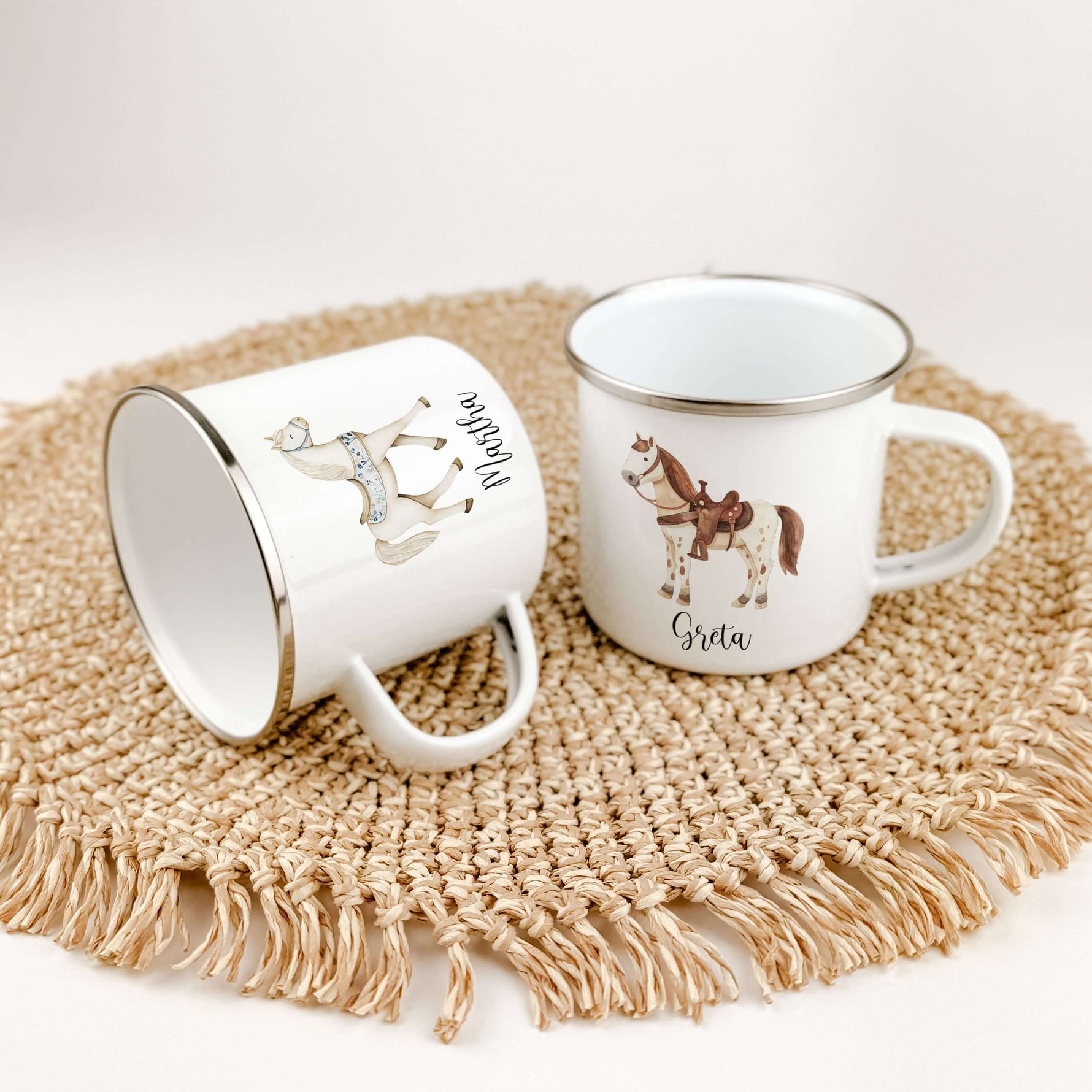 Emaille Tasse Pferd-famprints-Emaille Tasse-Entdecke die zauberhafte Emaille Tasse mit einem süßen Pferd, die nicht nur praktisch ist, sondern auch ein Stückchen Freude in den Alltag deines Kindes bringt. Diese personalisierte Tasse wird mit Liebe für dic