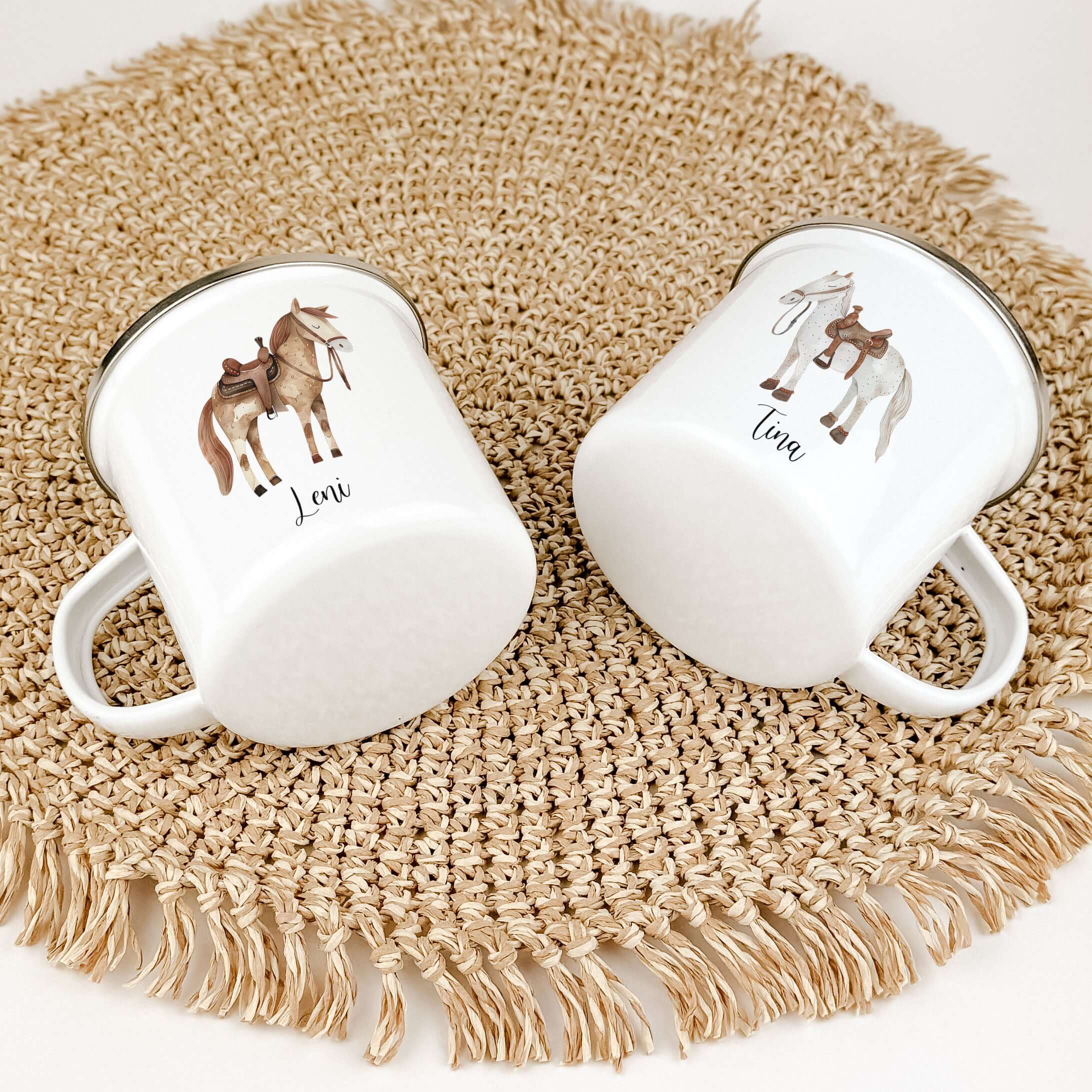 Emaille Tasse Pferd-famprints-Emaille Tasse-Entdecke die zauberhafte Emaille Tasse mit einem süßen Pferd, die nicht nur praktisch ist, sondern auch ein Stückchen Freude in den Alltag deines Kindes bringt. Diese personalisierte Tasse wird mit Liebe für dic