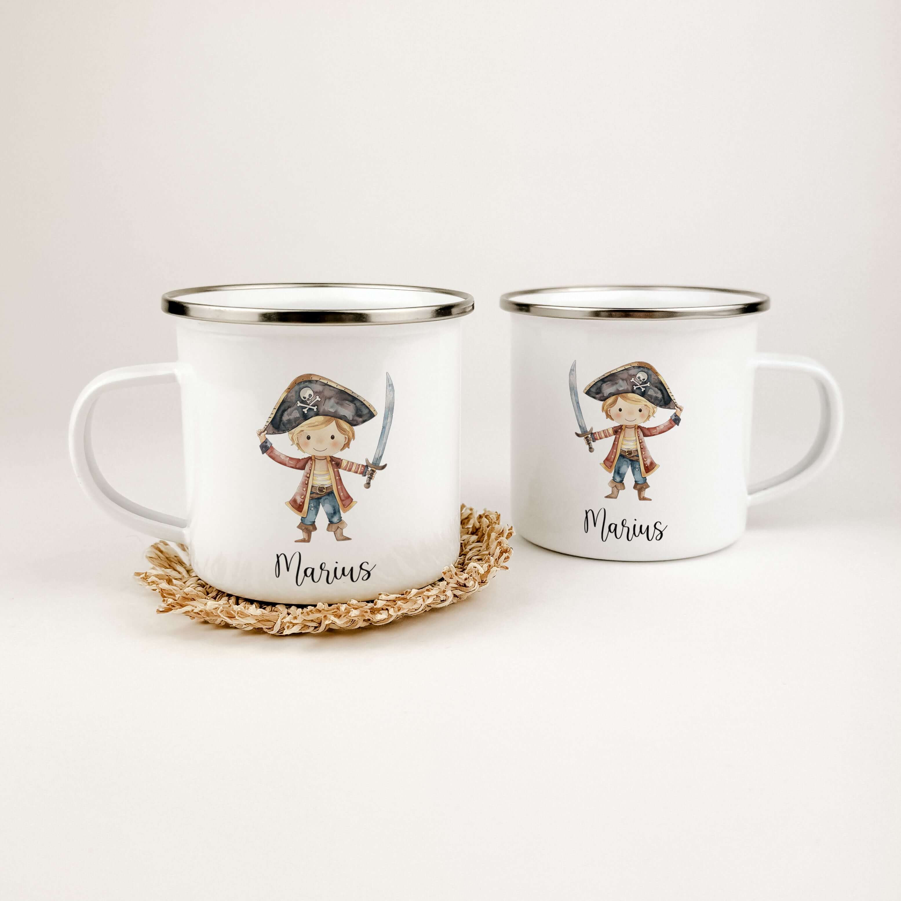 Emaille Tasse Pirat-famprints-Emaille Tasse-Entdecke die perfekte Emaille Tasse für kleine Abenteurer! Diese personalisierte Kindertasse ist nicht nur ein praktischer Begleiter im Alltag, sondern auch ein zauberhaftes Stück, das Kinderaugen zum Strahlen b