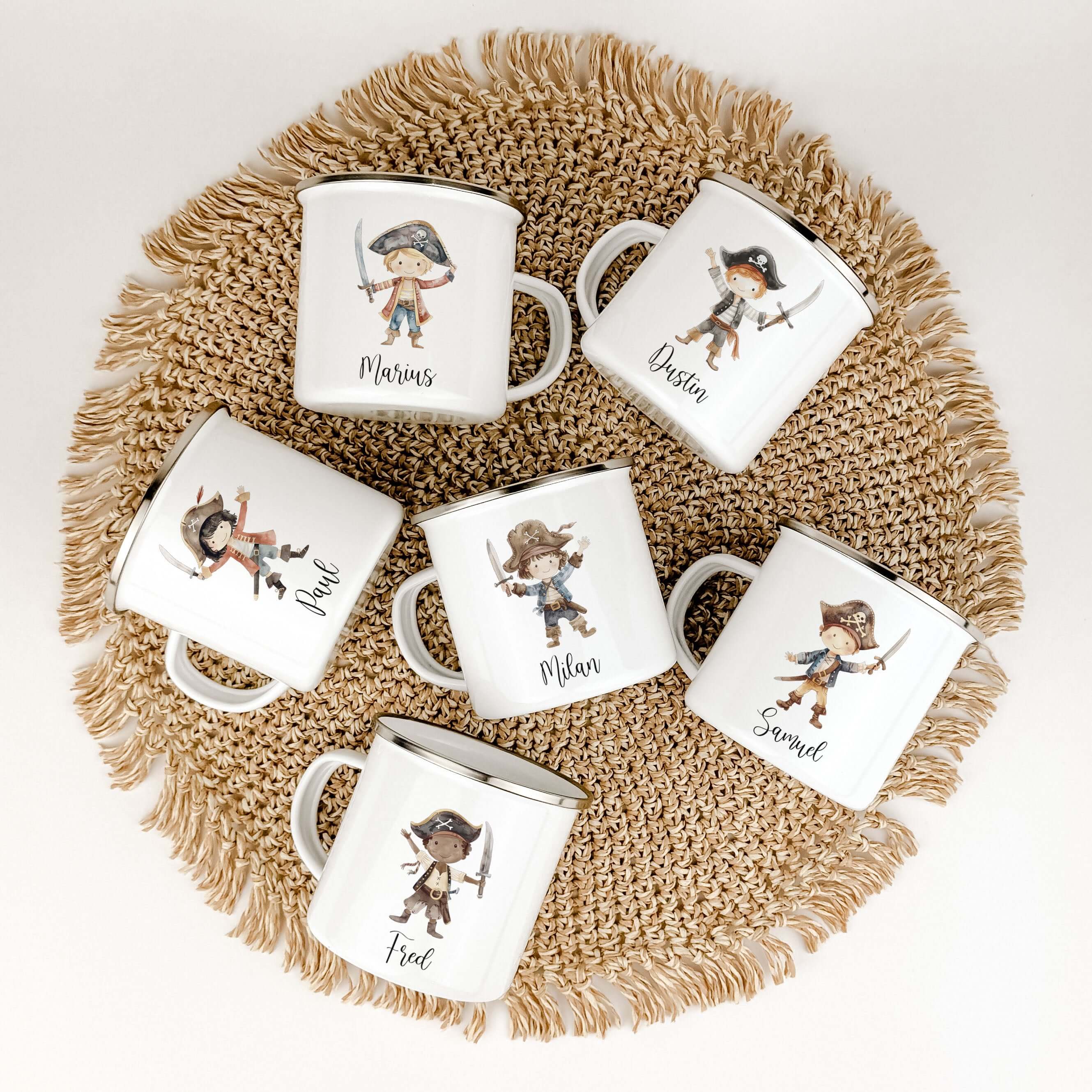 Emaille Tasse Pirat-famprints-Emaille Tasse-Entdecke die perfekte Emaille Tasse für kleine Abenteurer! Diese personalisierte Kindertasse ist nicht nur ein praktischer Begleiter im Alltag, sondern auch ein zauberhaftes Stück, das Kinderaugen zum Strahlen b
