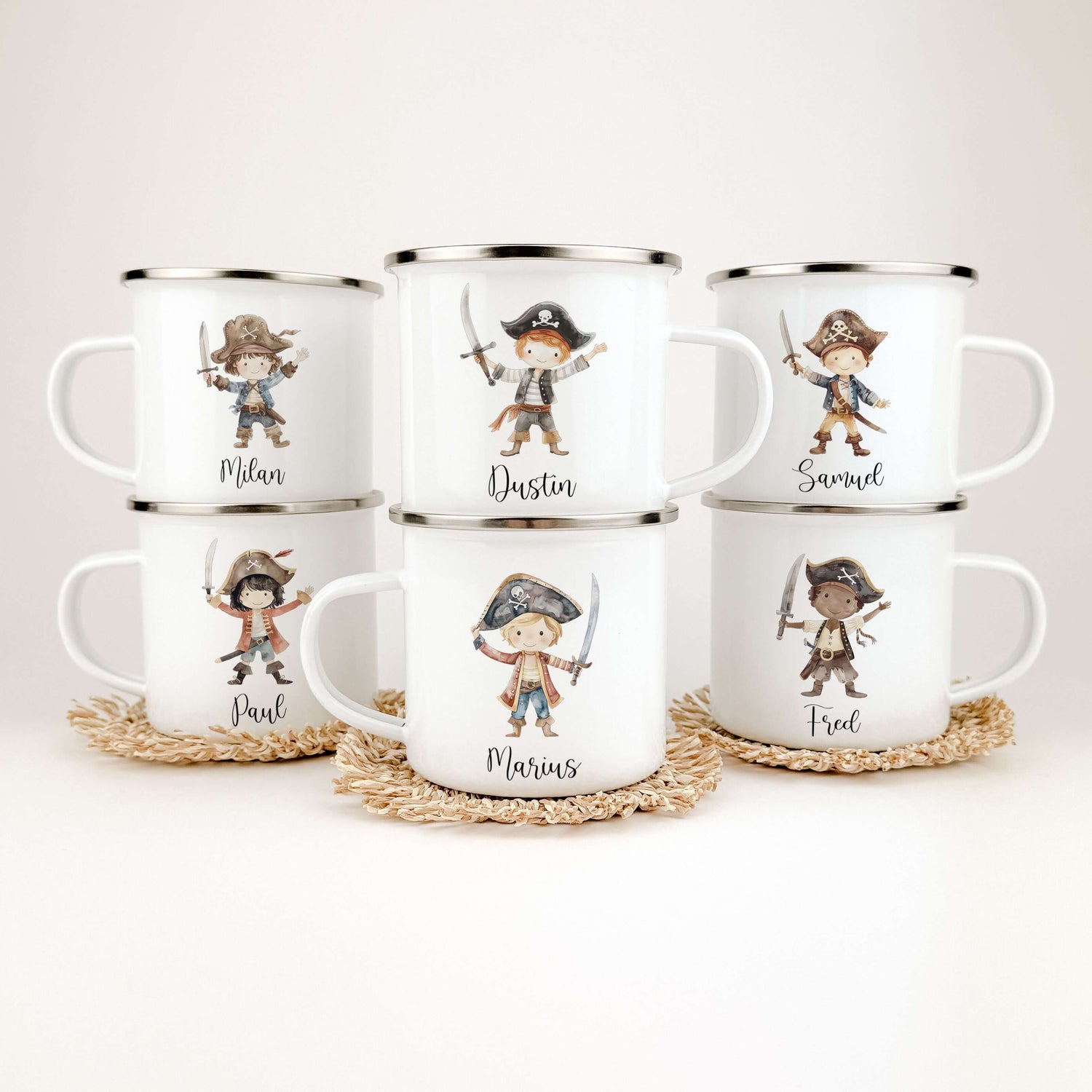 Emaille Tasse Pirat-famprints-Emaille Tasse-Entdecke die perfekte Emaille Tasse für kleine Abenteurer! Diese personalisierte Kindertasse ist nicht nur ein praktischer Begleiter im Alltag, sondern auch ein zauberhaftes Stück, das Kinderaugen zum Strahlen b