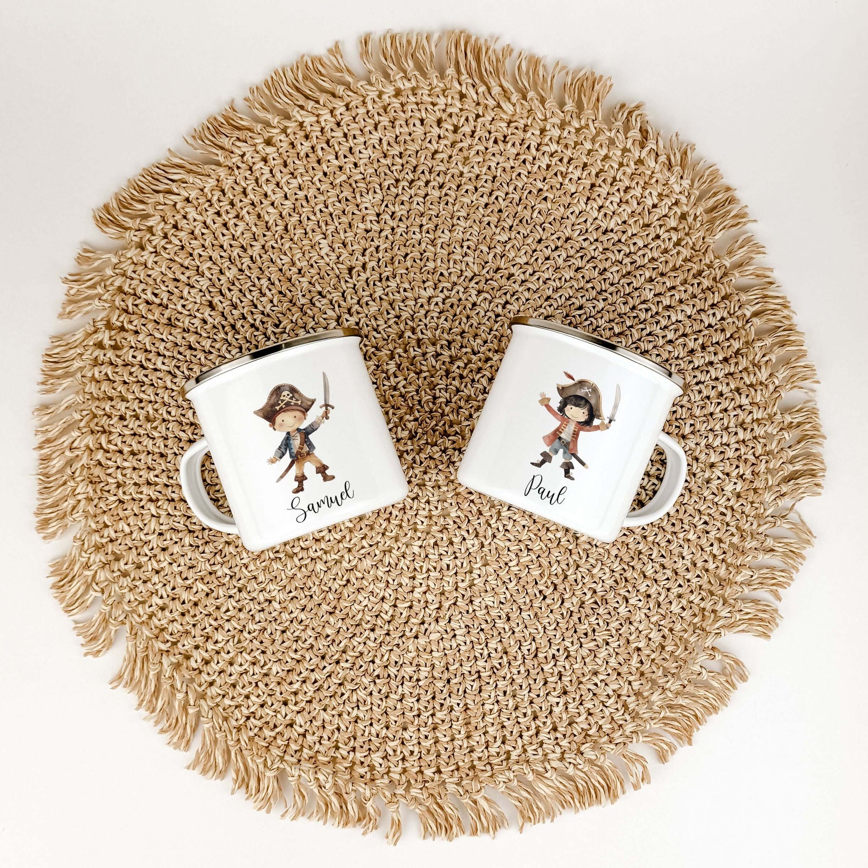 Emaille Tasse Pirat-famprints-Emaille Tasse-Entdecke die perfekte Emaille Tasse für kleine Abenteurer! Diese personalisierte Kindertasse ist nicht nur ein praktischer Begleiter im Alltag, sondern auch ein zauberhaftes Stück, das Kinderaugen zum Strahlen b