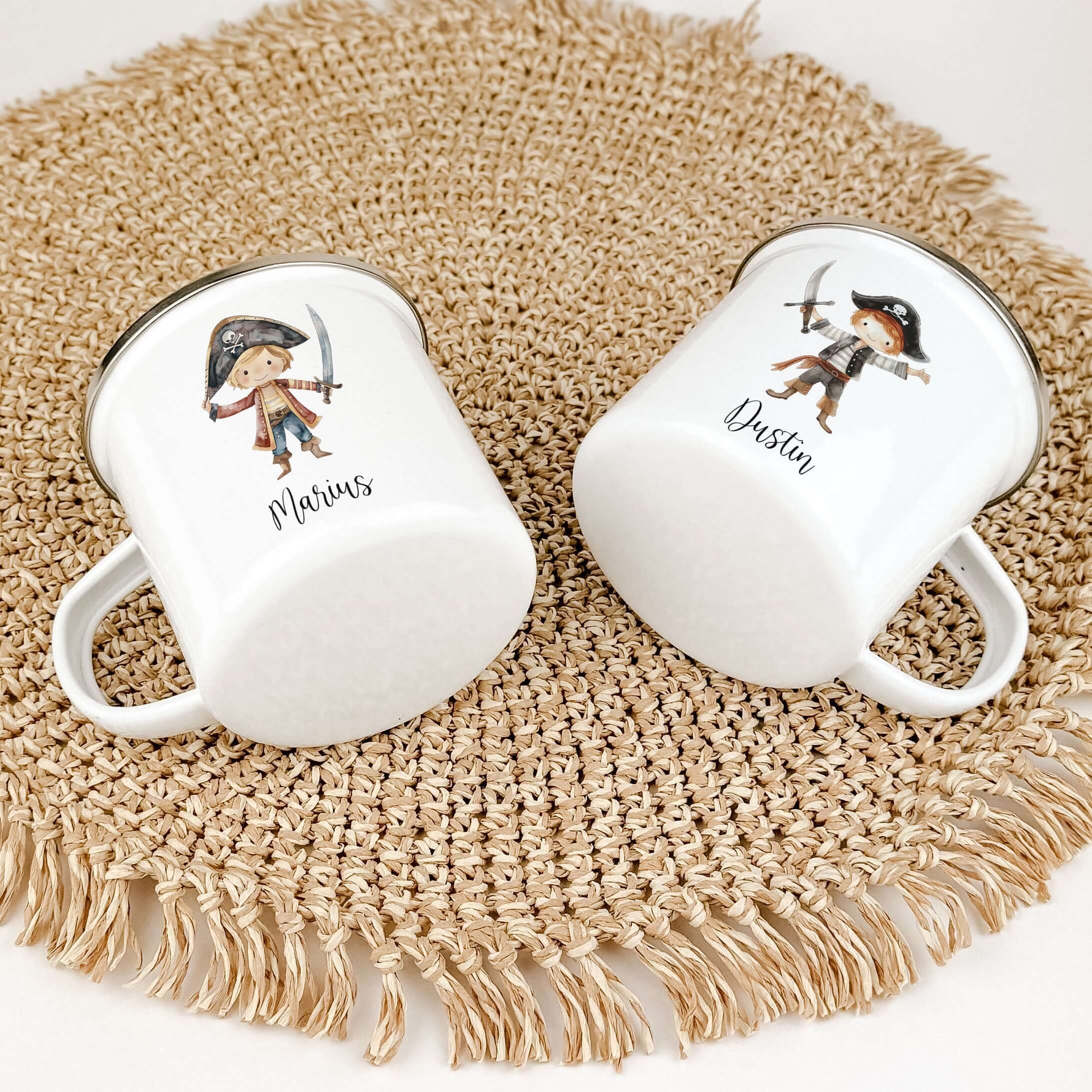 Emaille Tasse Pirat-famprints-Emaille Tasse-Entdecke die perfekte Emaille Tasse für kleine Abenteurer! Diese personalisierte Kindertasse ist nicht nur ein praktischer Begleiter im Alltag, sondern auch ein zauberhaftes Stück, das Kinderaugen zum Strahlen b