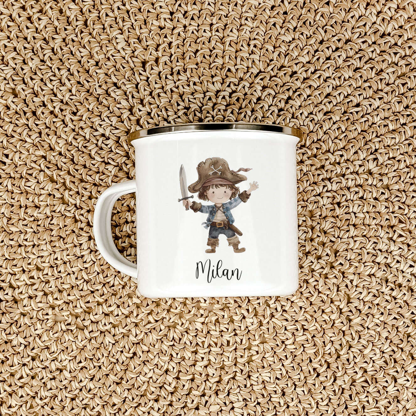 Emaille Tasse Pirat-famprints-Emaille Tasse-Entdecke die perfekte Emaille Tasse für kleine Abenteurer! Diese personalisierte Kindertasse ist nicht nur ein praktischer Begleiter im Alltag, sondern auch ein zauberhaftes Stück, das Kinderaugen zum Strahlen b