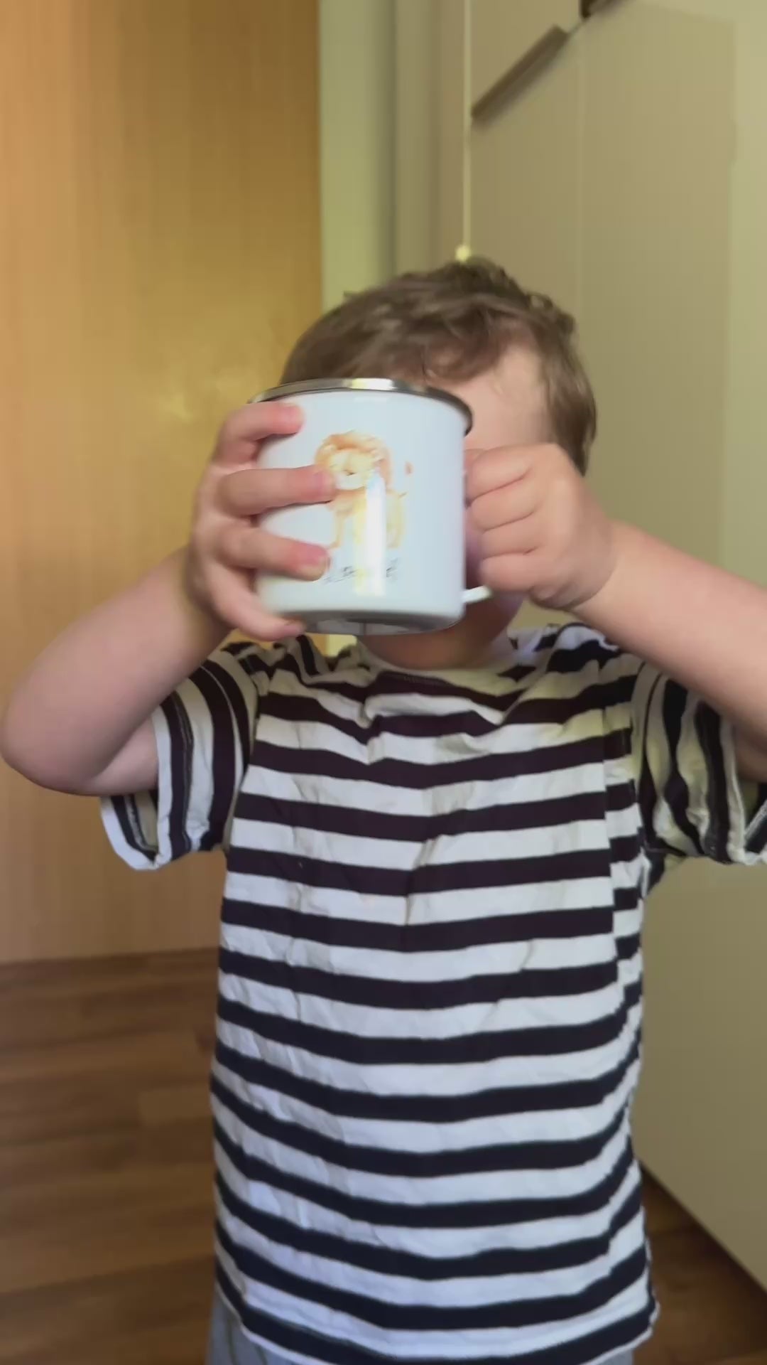 famprints-loewen-tasse-Kindertasse-personalisiert-video
