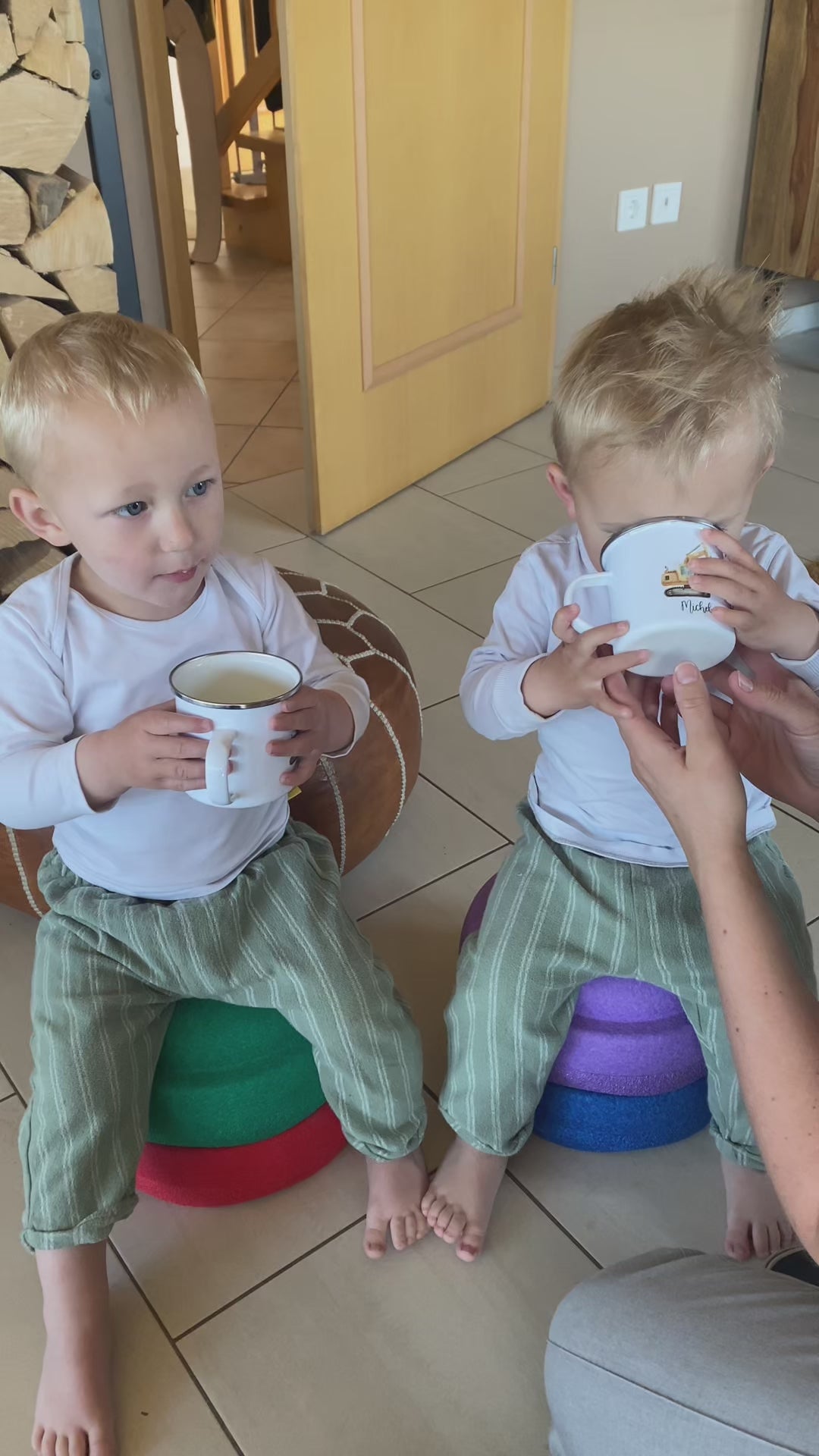 emaille-tasse-bagger-personalisiert-famprints_lara-video