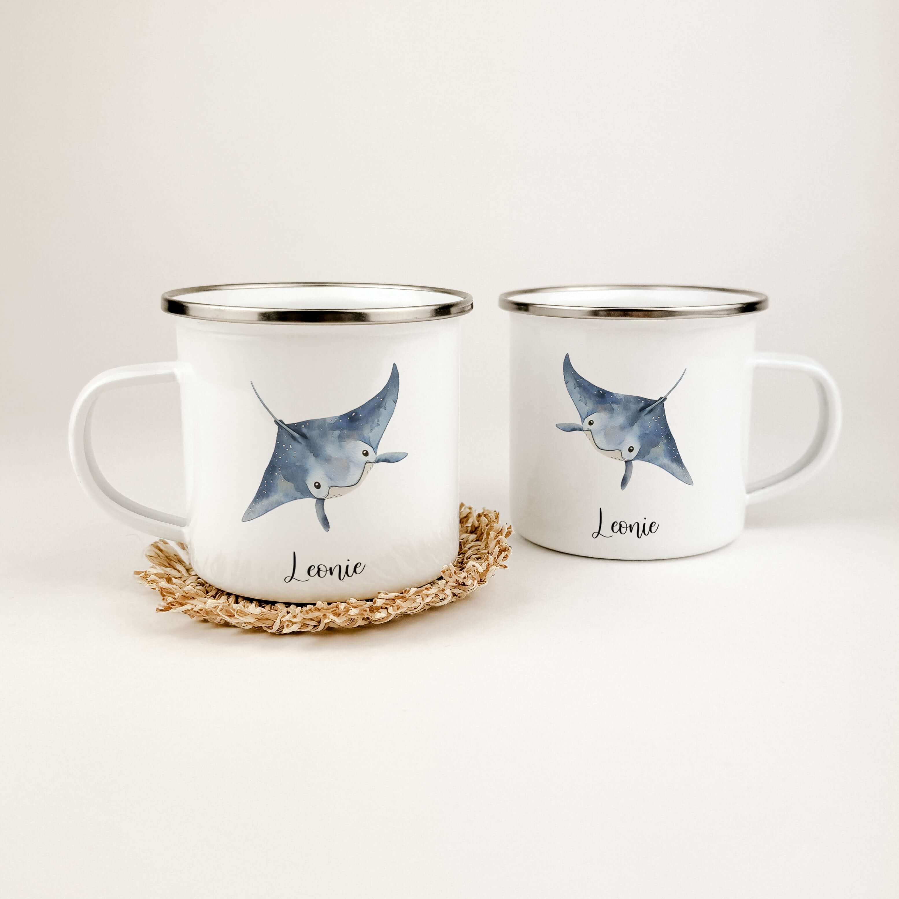 Emaille Tasse Rochen-famprints-Emaille Tasse-Entdecke die zauberhafte Emaille Tasse Rochen, die nicht nur praktisch ist, sondern auch ein Stück Freude in deinen Alltag bringt. Diese Emaille Tasse personalisiert wird liebevoll mit einem einzigartigen Roche