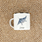 Emaille Tasse Rochen-famprints-Emaille Tasse-Entdecke die zauberhafte Emaille Tasse Rochen, die nicht nur praktisch ist, sondern auch ein Stück Freude in deinen Alltag bringt. Diese Emaille Tasse personalisiert wird liebevoll mit einem einzigartigen Roche