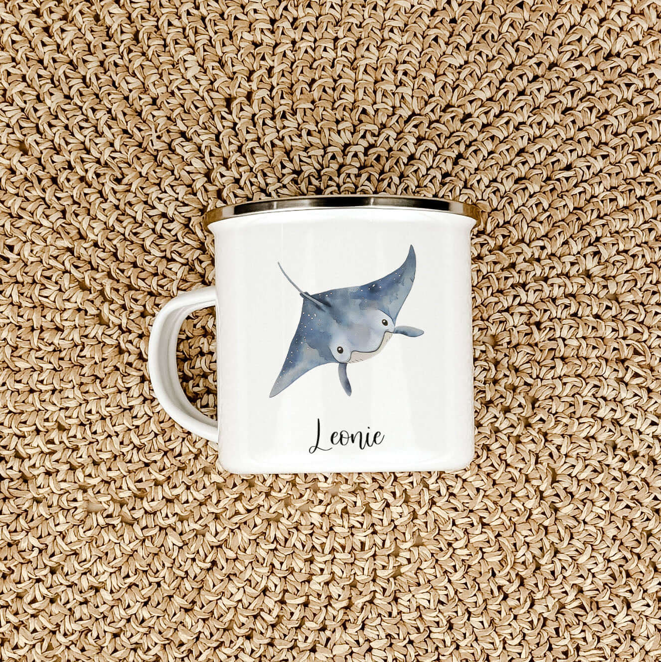 Emaille Tasse Rochen-famprints-Emaille Tasse-Entdecke die zauberhafte Emaille Tasse Rochen, die nicht nur praktisch ist, sondern auch ein Stück Freude in deinen Alltag bringt. Diese Emaille Tasse personalisiert wird liebevoll mit einem einzigartigen Roche