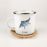 Emaille Tasse Rochen-famprints-Emaille Tasse-Entdecke die zauberhafte Emaille Tasse Rochen, die nicht nur praktisch ist, sondern auch ein Stück Freude in deinen Alltag bringt. Diese Emaille Tasse personalisiert wird liebevoll mit einem einzigartigen Roche