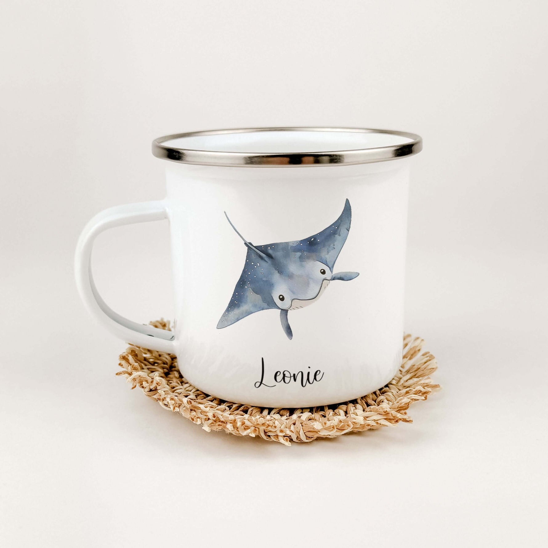 Emaille Tasse Rochen-famprints-Emaille Tasse-Entdecke die zauberhafte Emaille Tasse Rochen, die nicht nur praktisch ist, sondern auch ein Stück Freude in deinen Alltag bringt. Diese Emaille Tasse personalisiert wird liebevoll mit einem einzigartigen Roche