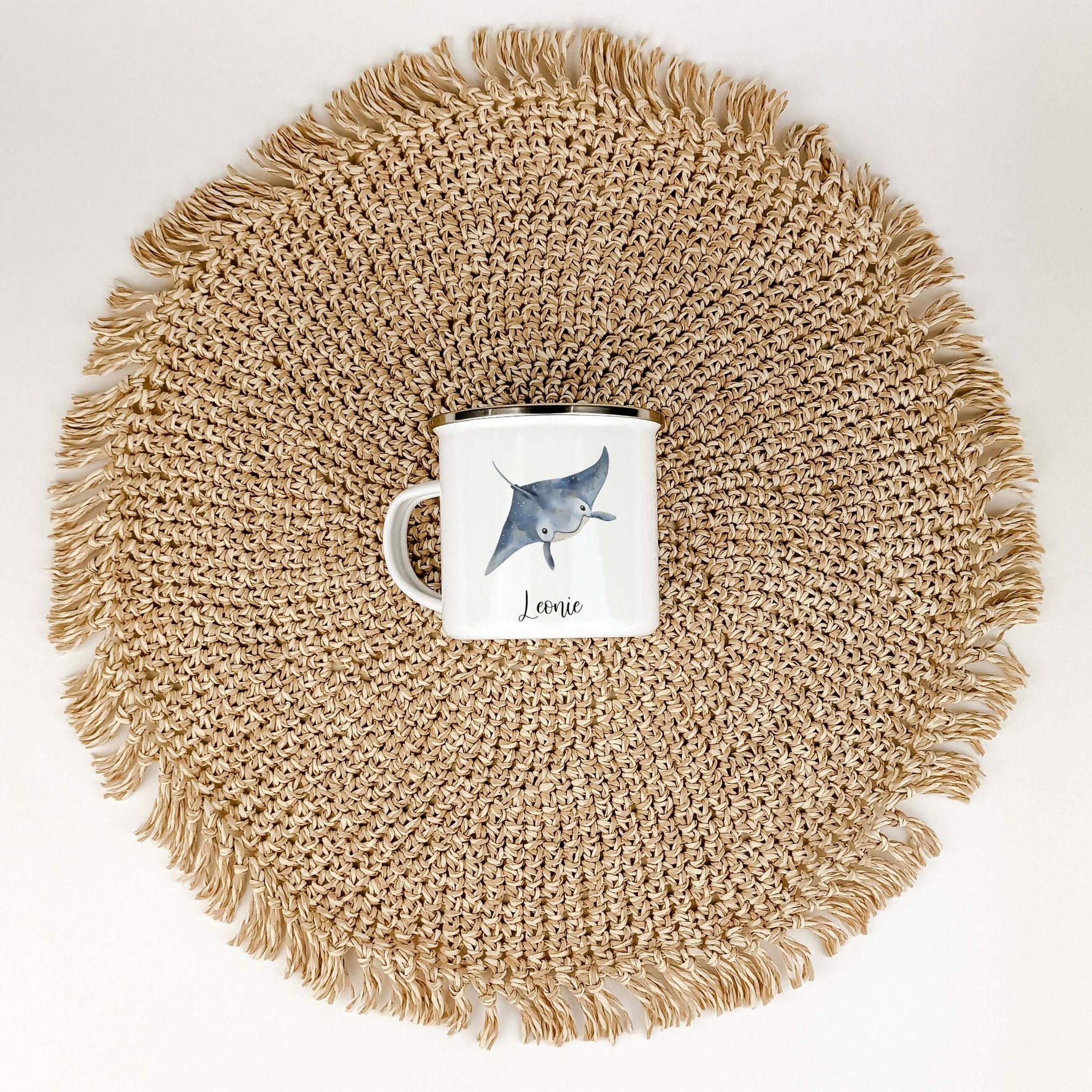 Emaille Tasse Rochen-famprints-Emaille Tasse-Entdecke die zauberhafte Emaille Tasse Rochen, die nicht nur praktisch ist, sondern auch ein Stück Freude in deinen Alltag bringt. Diese Emaille Tasse personalisiert wird liebevoll mit einem einzigartigen Roche