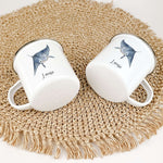 Emaille Tasse Rochen-famprints-Emaille Tasse-Entdecke die zauberhafte Emaille Tasse Rochen, die nicht nur praktisch ist, sondern auch ein Stück Freude in deinen Alltag bringt. Diese Emaille Tasse personalisiert wird liebevoll mit einem einzigartigen Roche