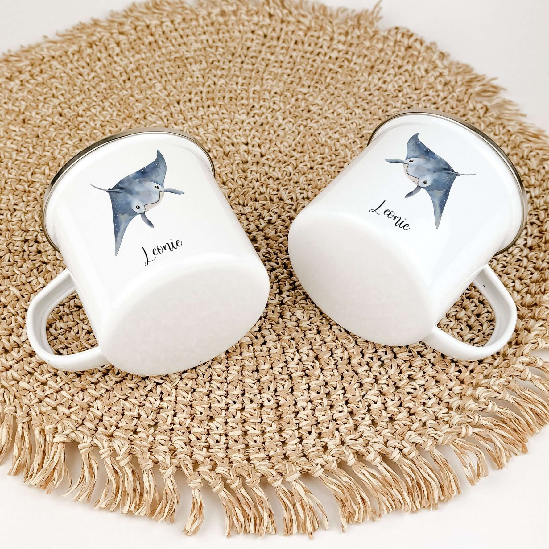 Emaille Tasse Rochen-famprints-Emaille Tasse-Entdecke die zauberhafte Emaille Tasse Rochen, die nicht nur praktisch ist, sondern auch ein Stück Freude in deinen Alltag bringt. Diese Emaille Tasse personalisiert wird liebevoll mit einem einzigartigen Roche