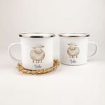 Emaille Tasse Schaf-famprints-Emaille Tasse-Entdecke die bezaubernde Emaille Tasse Schaf, die nicht nur ein praktisches Trinkgefäß, sondern auch ein einzigartiges Geschenk für deine Liebsten darstellt. Diese Emaille Tasse personalisiert mit dem Namen dein