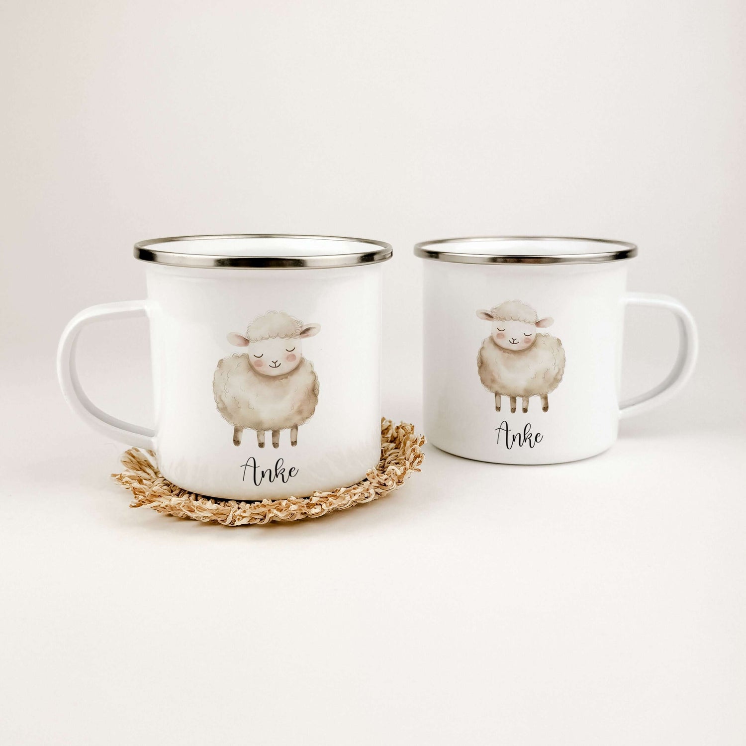 Emaille Tasse Schaf-famprints-Emaille Tasse-Entdecke die bezaubernde Emaille Tasse Schaf, die nicht nur ein praktisches Trinkgefäß, sondern auch ein einzigartiges Geschenk für deine Liebsten darstellt. Diese Emaille Tasse personalisiert mit dem Namen dein
