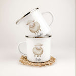 Emaille Tasse Schaf-famprints-Emaille Tasse-Entdecke die bezaubernde Emaille Tasse Schaf, die nicht nur ein praktisches Trinkgefäß, sondern auch ein einzigartiges Geschenk für deine Liebsten darstellt. Diese Emaille Tasse personalisiert mit dem Namen dein