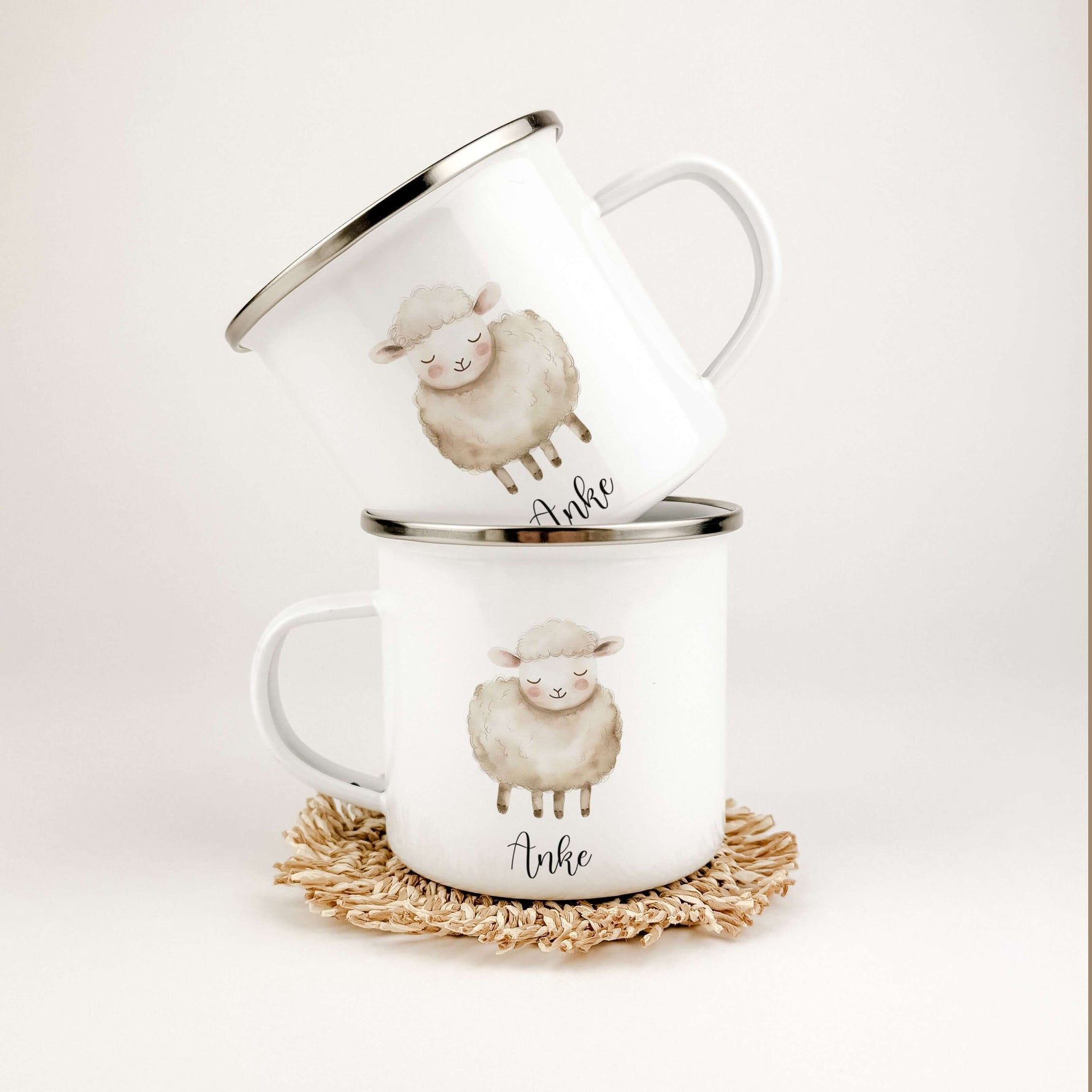 Emaille Tasse Schaf-famprints-Emaille Tasse-Entdecke die bezaubernde Emaille Tasse Schaf, die nicht nur ein praktisches Trinkgefäß, sondern auch ein einzigartiges Geschenk für deine Liebsten darstellt. Diese Emaille Tasse personalisiert mit dem Namen dein
