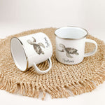 Emaille Tasse Schildkröte-famprints-Emaille Tasse-Verschenke Freude mit unserer charmanten Emaille Tasse Schildkröte, die jedes Kinderherz höher schlagen lässt! Diese Emaille Tasse personalisiert mit deinem Namen wird zum treuen Begleiter für kleine Abent