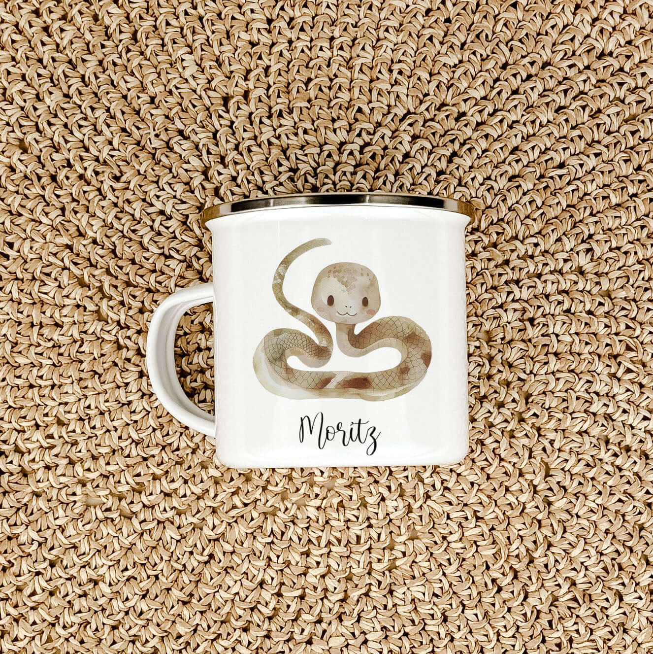 Emaille Tasse Schlange-famprints-Emaille Tasse-Entdecke die zauberhafte Emaille Tasse Schlange, ein personalisierter Begleiter, der das Herz deines Kindes höher schlagen lässt! Diese Emaille Tasse personalisiert sorgt für Freude bei jedem Schluck und läss