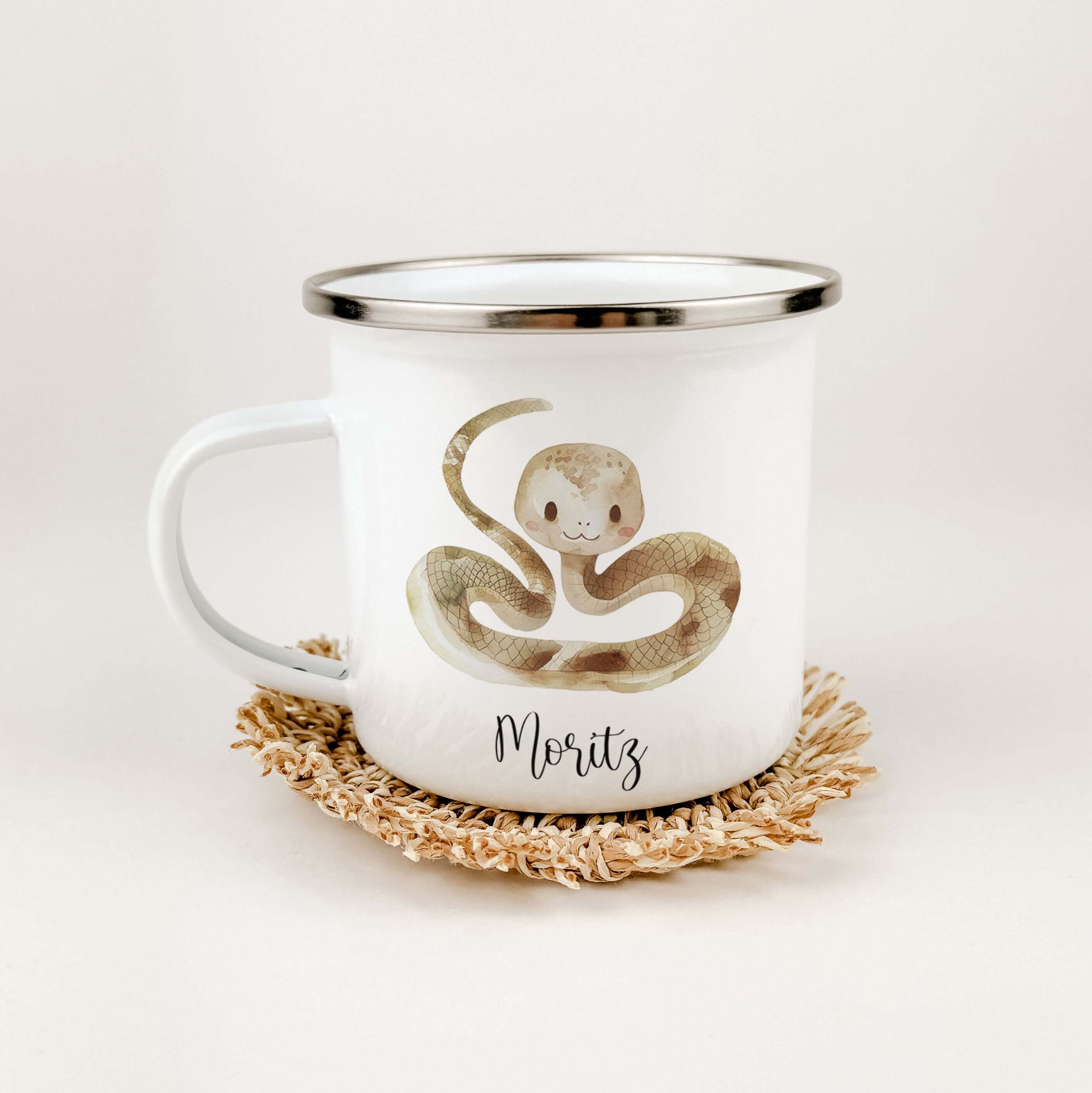 Emaille Tasse Schlange-famprints-Emaille Tasse-Entdecke die zauberhafte Emaille Tasse Schlange, ein personalisierter Begleiter, der das Herz deines Kindes höher schlagen lässt! Diese Emaille Tasse personalisiert sorgt für Freude bei jedem Schluck und läss