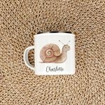 Emaille Tasse Schnecke-famprints-Emaille Tasse-Entdecke die charmante Emaille Tasse Schlange, die nicht nur praktisch, sondern auch ein echter Blickfang ist! Diese Emaille Tasse personalisiert bringt Kinderaugen zum Strahlen und sorgt für unvergessliche M