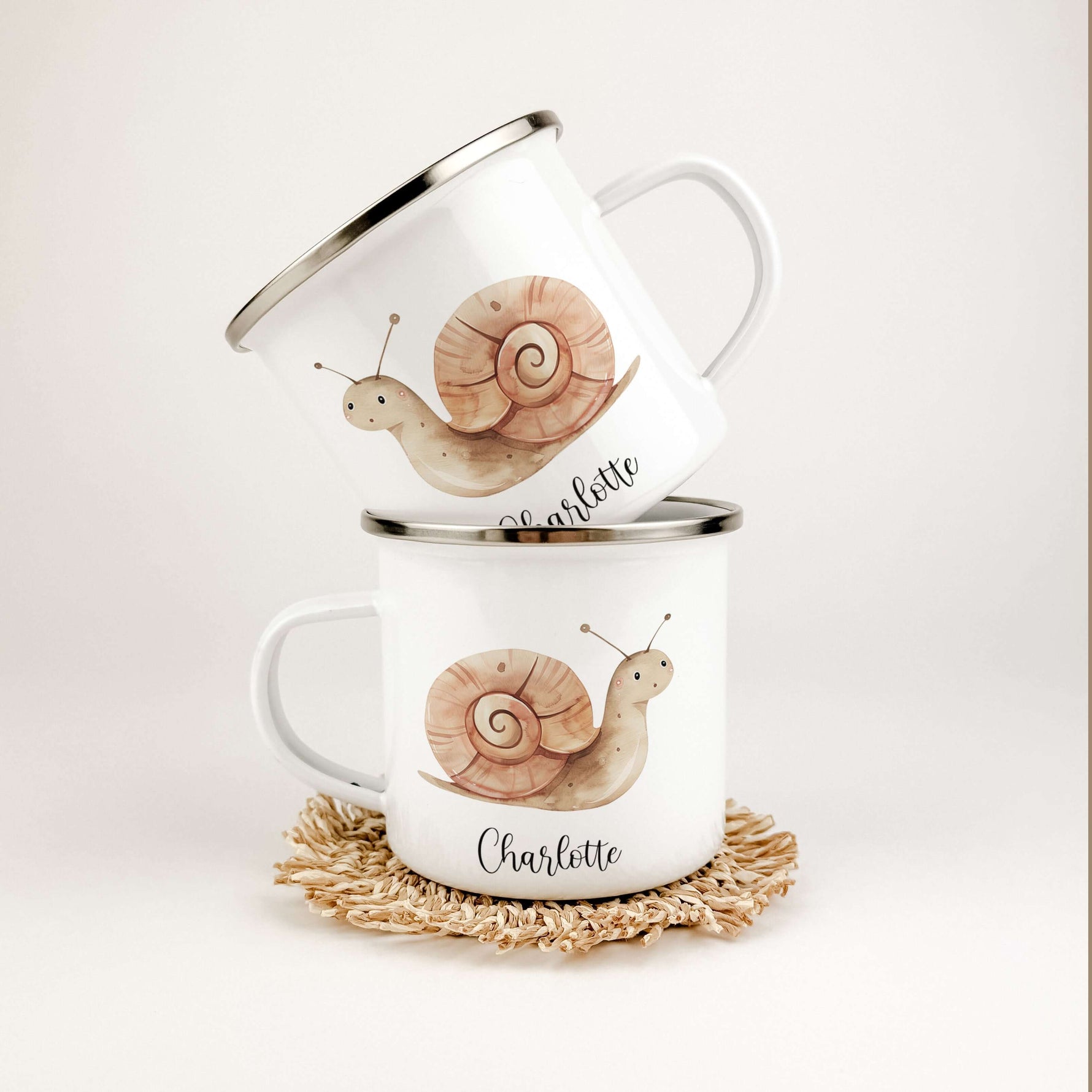 Emaille Tasse Schnecke-famprints-Emaille Tasse-Entdecke die charmante Emaille Tasse Schlange, die nicht nur praktisch, sondern auch ein echter Blickfang ist! Diese Emaille Tasse personalisiert bringt Kinderaugen zum Strahlen und sorgt für unvergessliche M