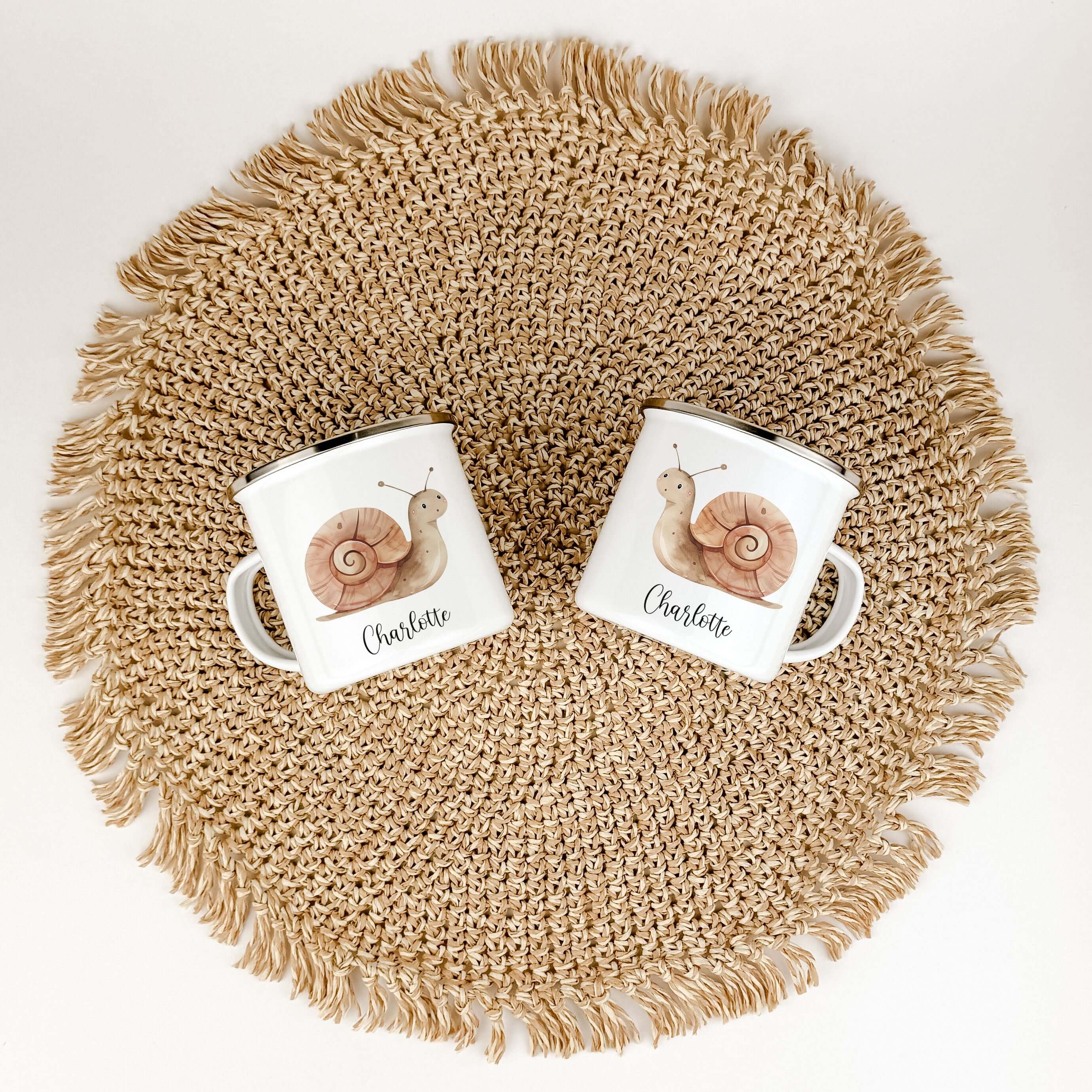 Emaille Tasse Schnecke-famprints-Emaille Tasse-Entdecke die charmante Emaille Tasse Schlange, die nicht nur praktisch, sondern auch ein echter Blickfang ist! Diese Emaille Tasse personalisiert bringt Kinderaugen zum Strahlen und sorgt für unvergessliche M