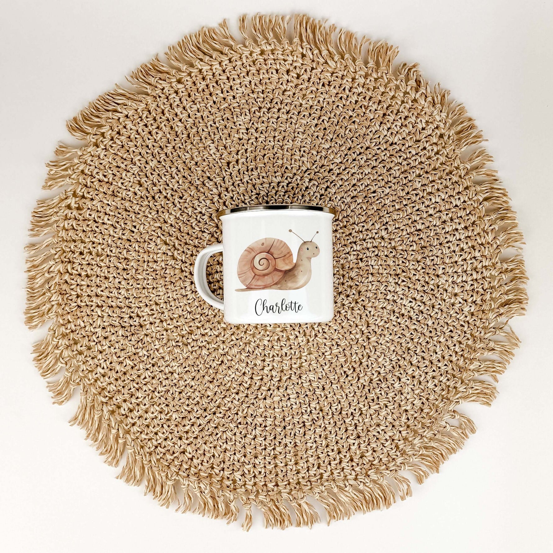 Emaille Tasse Schnecke-famprints-Emaille Tasse-Entdecke die charmante Emaille Tasse Schlange, die nicht nur praktisch, sondern auch ein echter Blickfang ist! Diese Emaille Tasse personalisiert bringt Kinderaugen zum Strahlen und sorgt für unvergessliche M