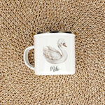 Emaille Tasse Schwan-famprints-Emaille Tasse-Entdecke die zauberhafte Emaille Tasse Schwan – der ideale Begleiter für die kleinen Abenteuer deines Kindes! Diese liebevoll gestaltete Emaille Tasse personalisiert mit einem wunderschönen Schwan in Aquarell-O