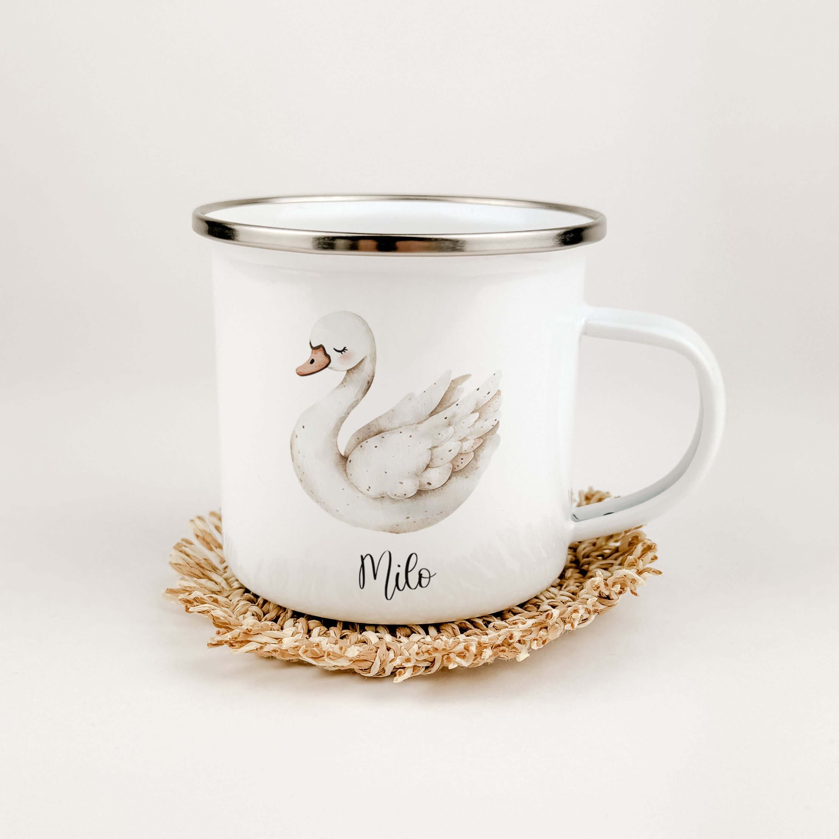 Emaille Tasse Schwan-famprints-Emaille Tasse-Entdecke die zauberhafte Emaille Tasse Schwan – der ideale Begleiter für die kleinen Abenteuer deines Kindes! Diese liebevoll gestaltete Emaille Tasse personalisiert mit einem wunderschönen Schwan in Aquarell-O