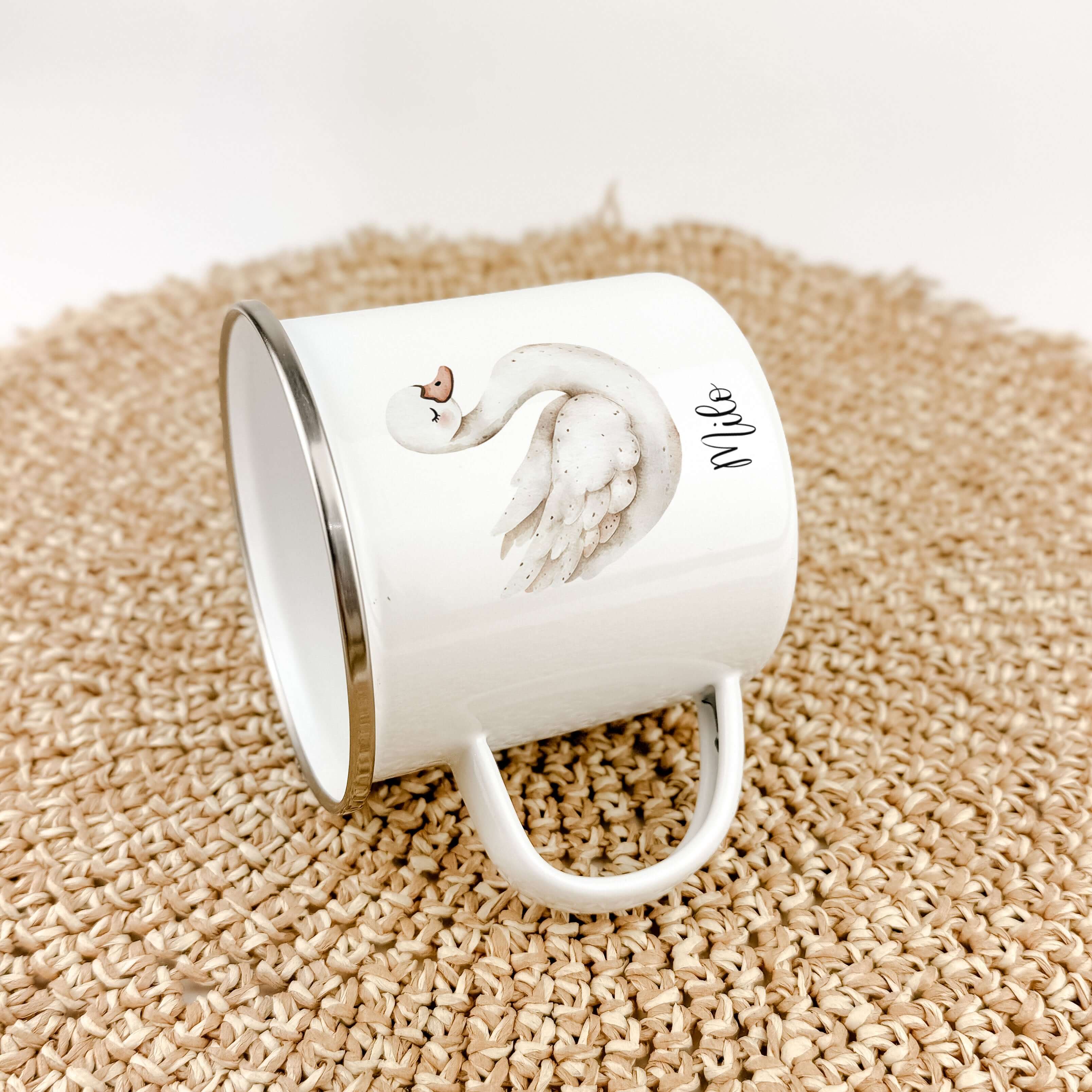 Emaille Tasse Schwan-famprints-Emaille Tasse-Entdecke die zauberhafte Emaille Tasse Schwan – der ideale Begleiter für die kleinen Abenteuer deines Kindes! Diese liebevoll gestaltete Emaille Tasse personalisiert mit einem wunderschönen Schwan in Aquarell-O