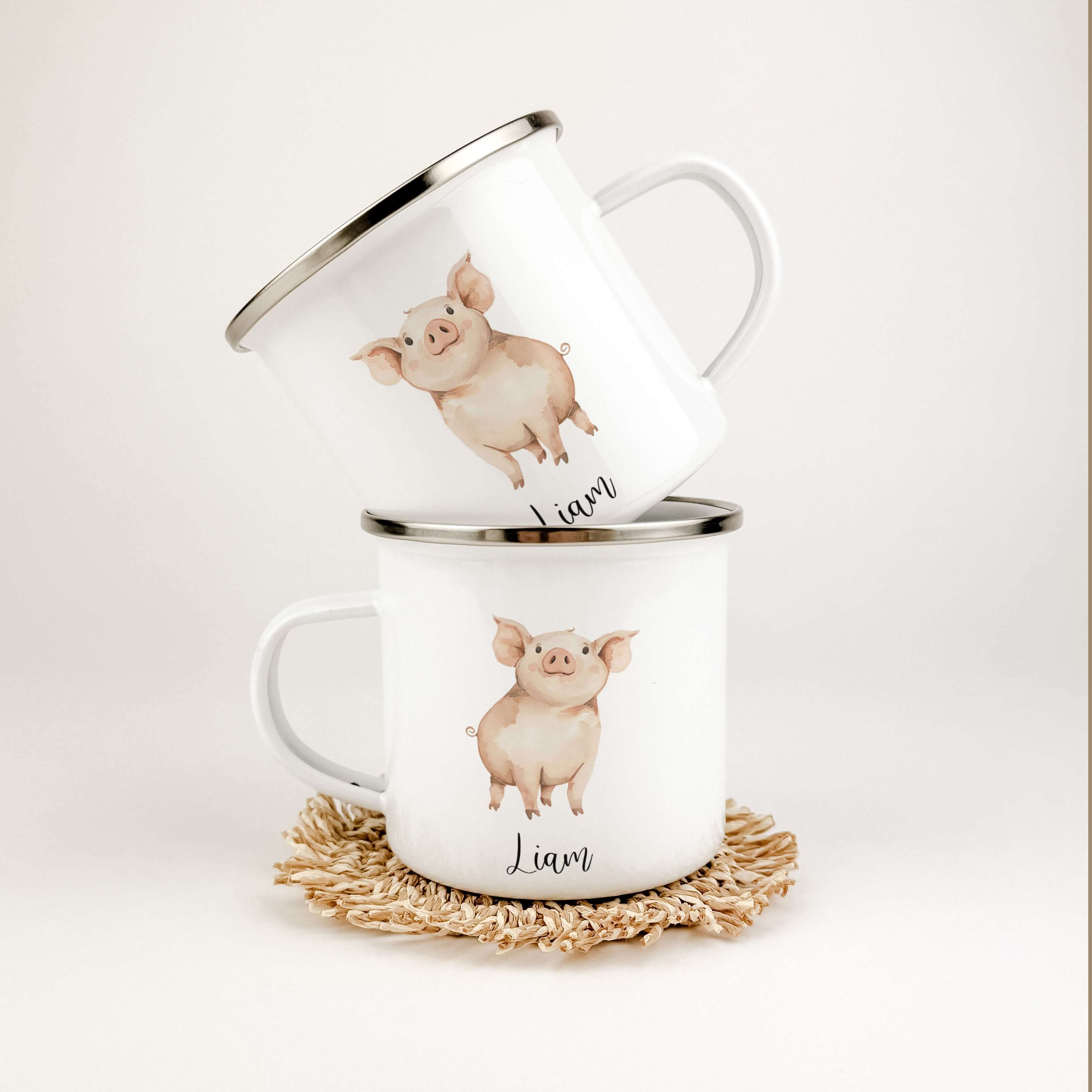 Emaille Tasse Schwein-famprints-Emaille Tasse-Entdecke die zauberhafte Emaille Tasse Schwein, die nicht nur ein funktionales Lieblingsstück, sondern auch ein persönliches Geschenk für Kinder ist! Diese Emaille Tasse personalisiert macht jeden Schluck zu e