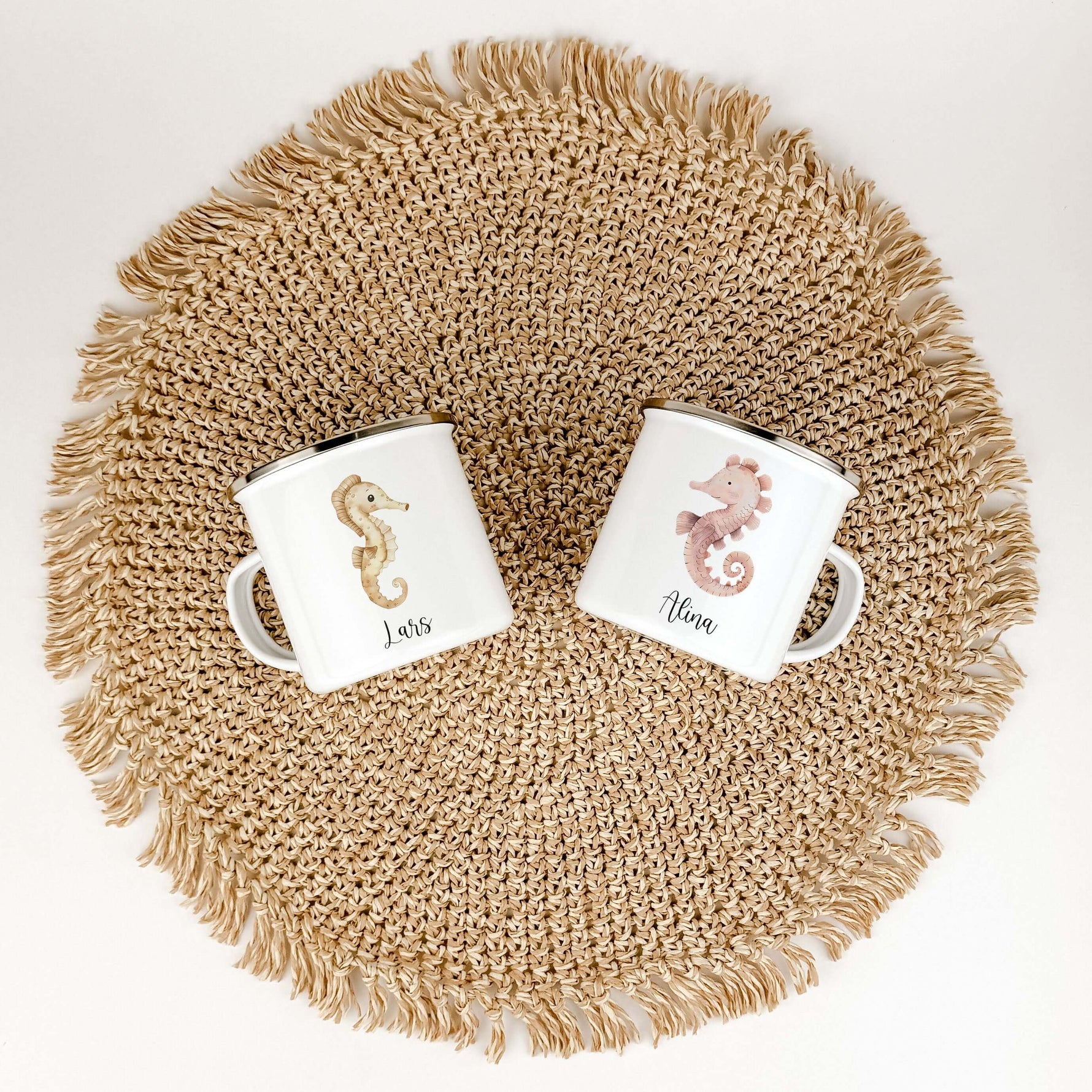 Emaille Tasse Seepferdchen-famprints-Emaille Tasse-Entdecke die zauberhafte Emaille Tasse Seepferdchen, die der perfekte Begleiter für kleine Abenteurer ist! Diese Emaille Tasse personalisiert mit liebevollem Seepferdchen-Motiv ist nicht nur ein praktisch