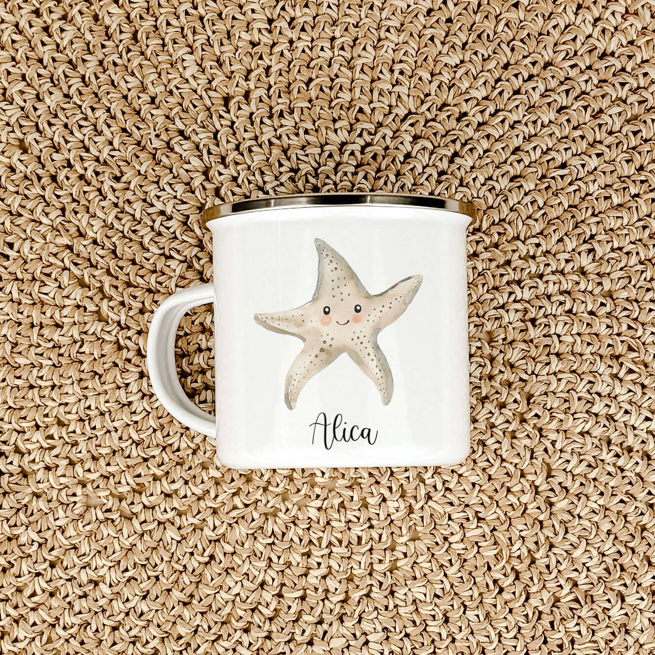 Emaille Tasse Seestern-famprints-Emaille Tasse-Entdecke die bezaubernde Emaille Tasse Seestern – das perfekte personalisierte Geschenk für alle kleinen Abenteurer! Diese Emaille Tasse personalisiert begeistert nicht nur mit ihrem einzigartigen, aquarellar