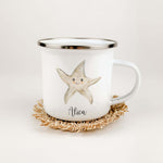 Emaille Tasse Seestern-famprints-Emaille Tasse-Entdecke die bezaubernde Emaille Tasse Seestern – das perfekte personalisierte Geschenk für alle kleinen Abenteurer! Diese Emaille Tasse personalisiert begeistert nicht nur mit ihrem einzigartigen, aquarellar