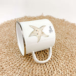 Emaille Tasse Seestern-famprints-Emaille Tasse-Entdecke die bezaubernde Emaille Tasse Seestern – das perfekte personalisierte Geschenk für alle kleinen Abenteurer! Diese Emaille Tasse personalisiert begeistert nicht nur mit ihrem einzigartigen, aquarellar