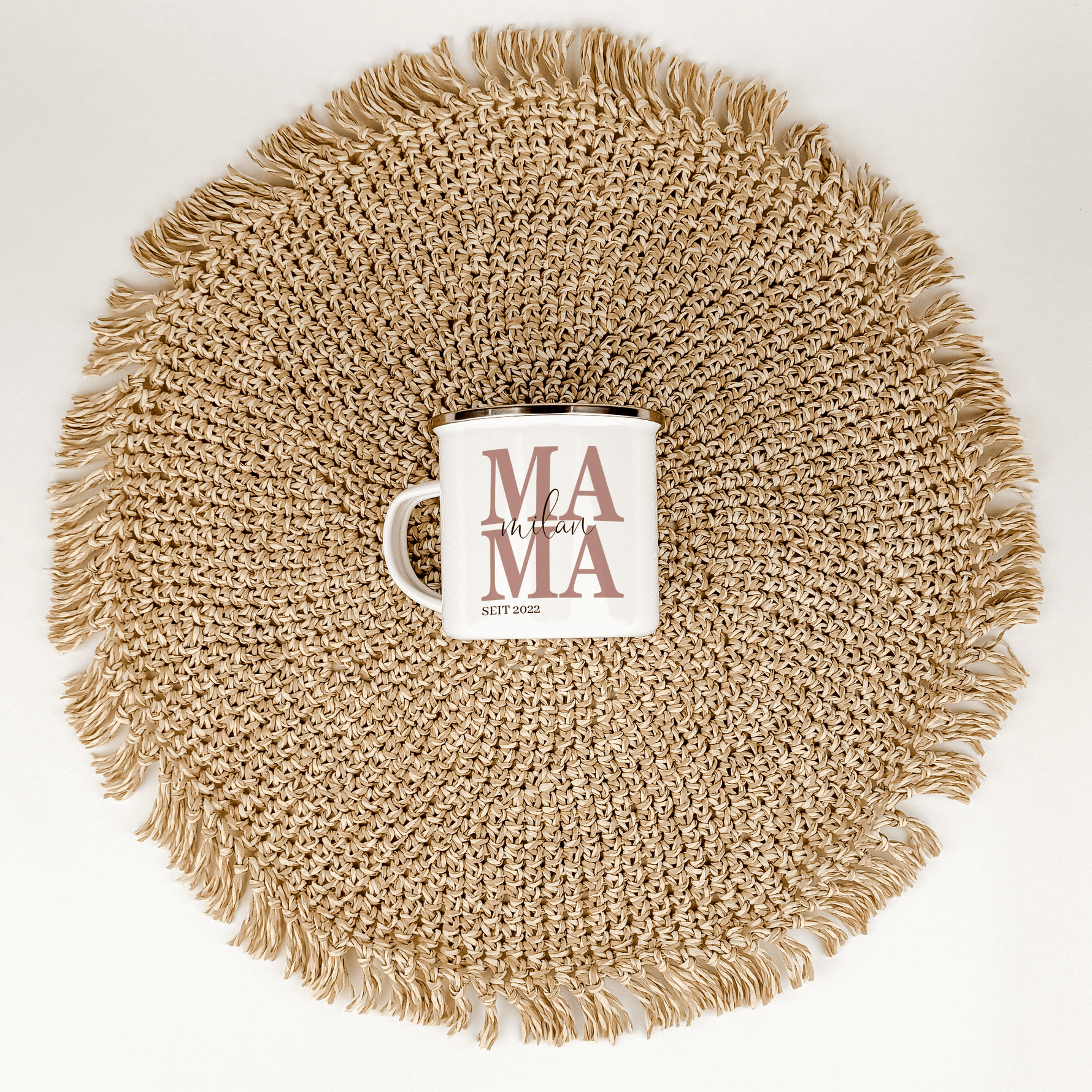 Emaille Tasse Mama seit-famprints-Emaille Tasse-Entdecke die perfekte Art, deiner Mama zu zeigen, wie viel sie dir bedeutet – mit unserer personalisierten Emaille Tasse „Mama seit“. Diese Tasse ist nicht nur ein praktisches Alltagsobjekt, sondern ein lieb