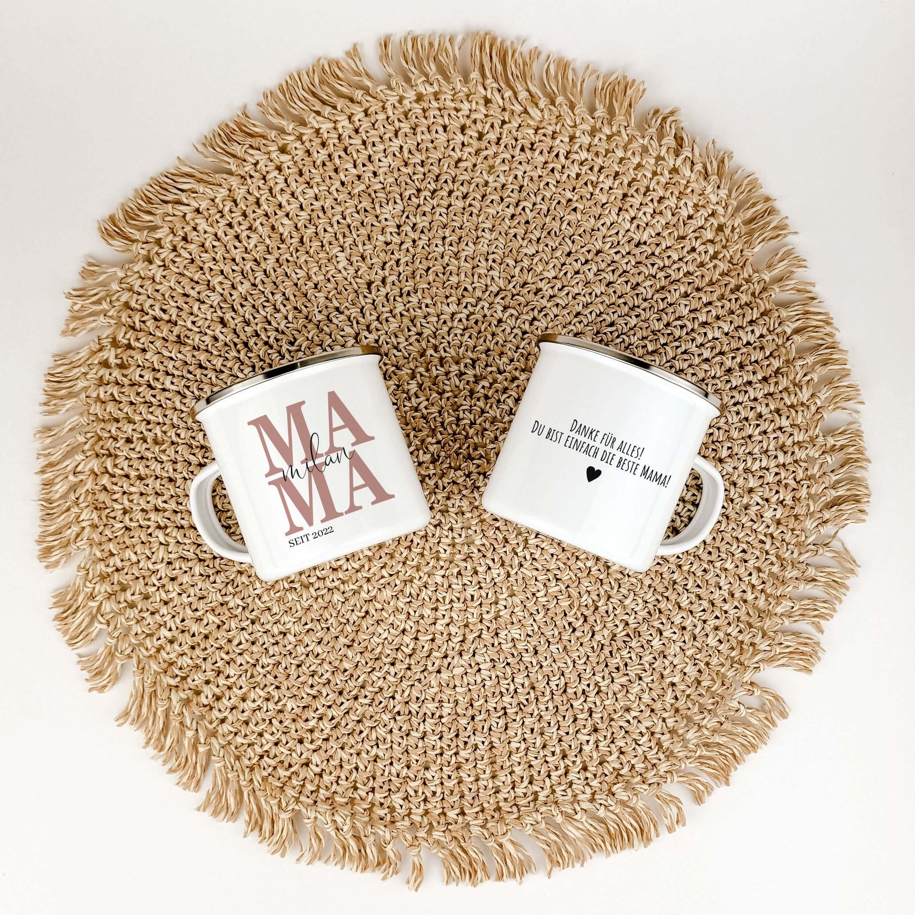 Emaille Tasse Mama seit-famprints-Emaille Tasse-Entdecke die perfekte Art, deiner Mama zu zeigen, wie viel sie dir bedeutet – mit unserer personalisierten Emaille Tasse „Mama seit“. Diese Tasse ist nicht nur ein praktisches Alltagsobjekt, sondern ein lieb