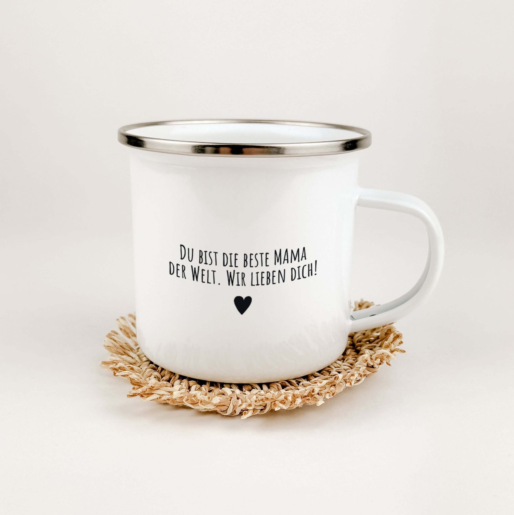 Emaille Tasse Mama seit-famprints-Emaille Tasse-Entdecke die perfekte Art, deiner Mama zu zeigen, wie viel sie dir bedeutet – mit unserer personalisierten Emaille Tasse „Mama seit“. Diese Tasse ist nicht nur ein praktisches Alltagsobjekt, sondern ein lieb