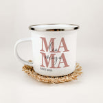 Emaille Tasse Mama seit-famprints-Emaille Tasse-Entdecke die perfekte Art, deiner Mama zu zeigen, wie viel sie dir bedeutet – mit unserer personalisierten Emaille Tasse „Mama seit“. Diese Tasse ist nicht nur ein praktisches Alltagsobjekt, sondern ein lieb
